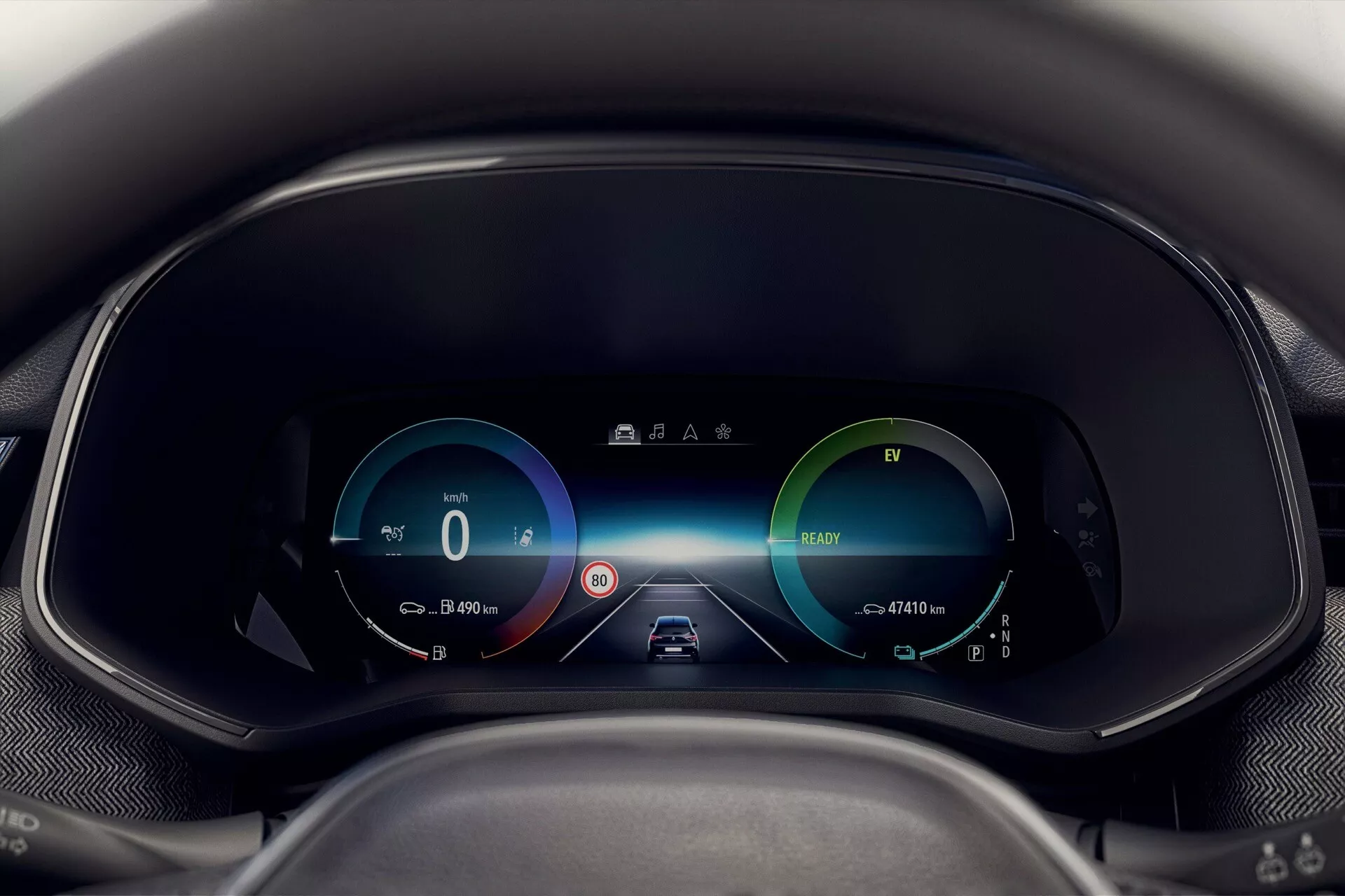 Tableau de bord numérique du Renault Clio V-Facelift 2023 vu du point de vue du conducteur, présentant un affichage LCD entièrement numérique et configurable avec des graphiques à fort contraste, un éclairage d'ambiance et des accents de motif en fibre de carbone indiquant luxe et performance.