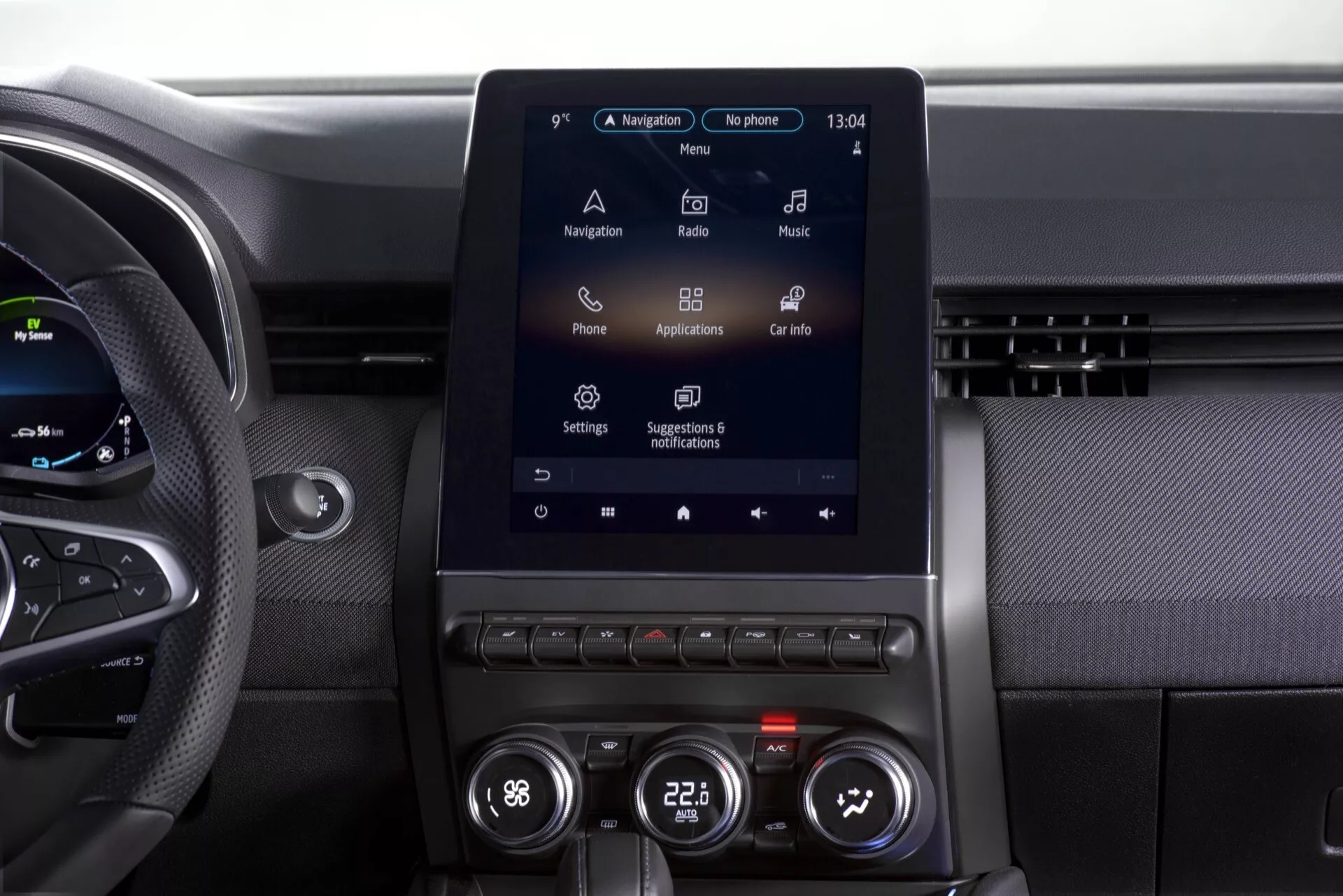 Vue rapprochée de la console centrale du Renault Clio 2023 V-Facelift avec un système d'infodivertissement tactile vertical affichant navigation, radio et commandes HVAC