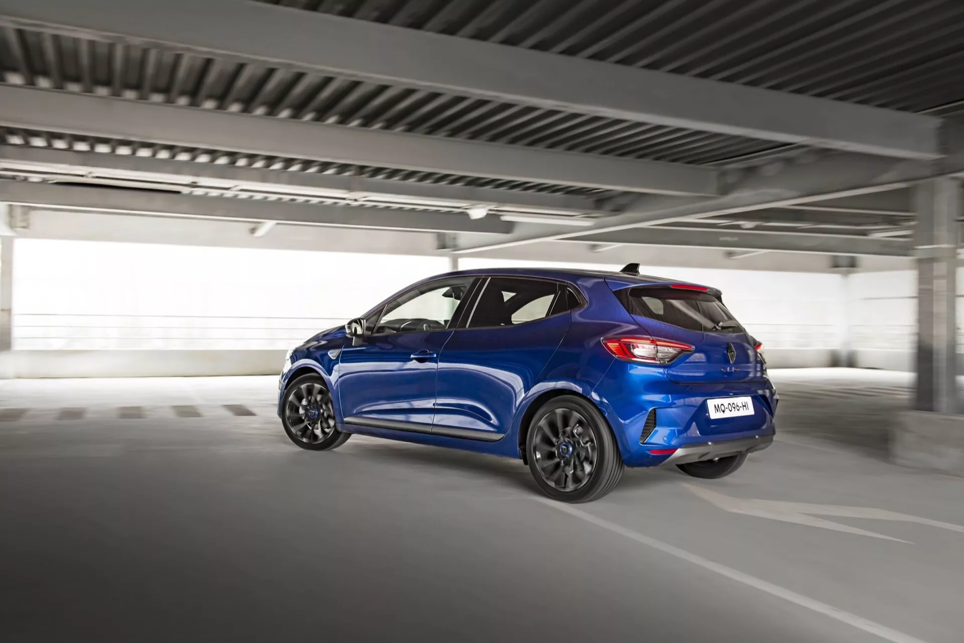 Modèle Renault Clio V-Facelift 2023 montrant un design extérieur brillant et des caractéristiques mises à jour