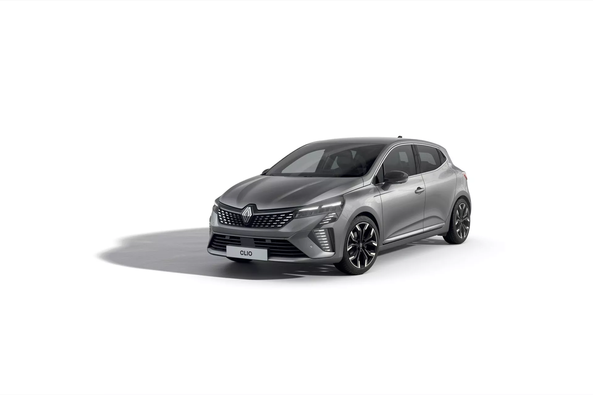 Renault Clio V-Facelift 2023 présentée dans un environnement studio affichant son design moderne, dotée de phares LED aiguisés, d'une grille au motif complexe, d'un pare-choc avant sportif, et d'un profil latéral élégant avec des roues en alliage distinctives, mise en avant sous un angle bas avant trois-quarts sur fond blanc