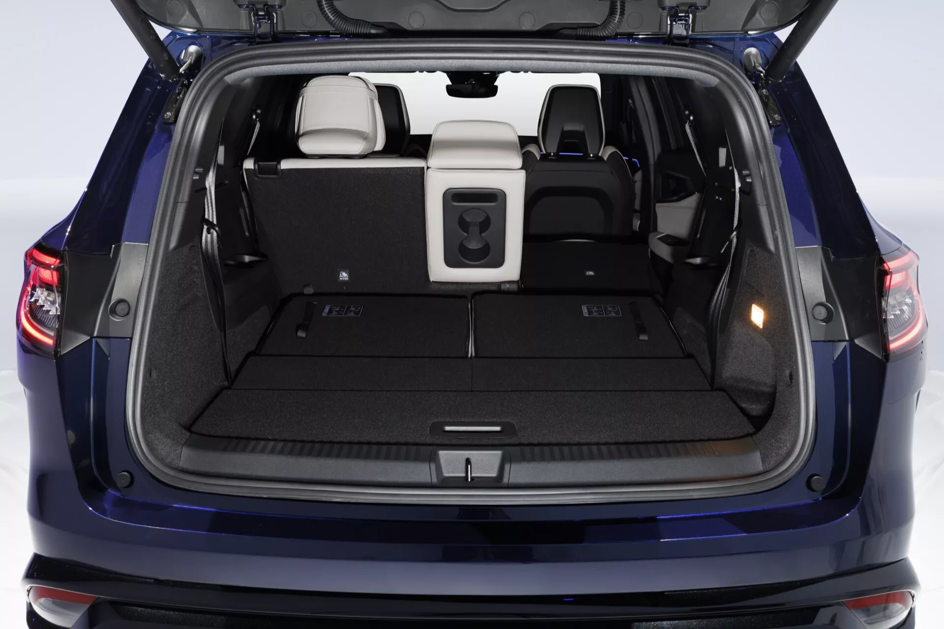 Espace de chargement arrière du Renault Espace 2023 avec hayon ouvert, sièges arrière fractionnés 60/40, couverture de chargement rétractable, poignées de traction ergonomiques et tapisserie dans des tons neutres
