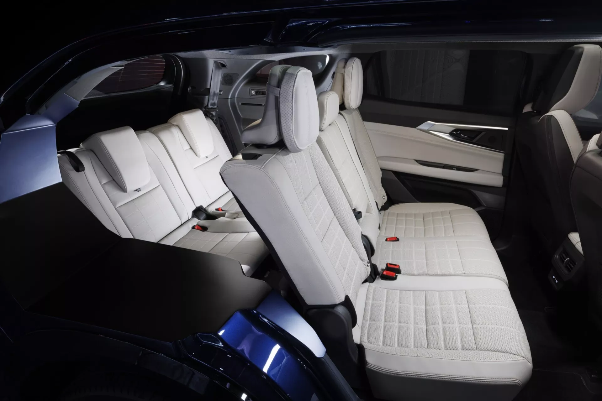 Vue intérieure du Renault Espace VI 2023 montrant des sièges en cuir blanc matelassé de luxe pour cinq, conception spacieuse de l'habitacle depuis un angle supérieur soulignant l'option de toit panoramique ou transparent, avec un focus sur l'agencement des sièges arrière premium et les finitions intérieures élégantes