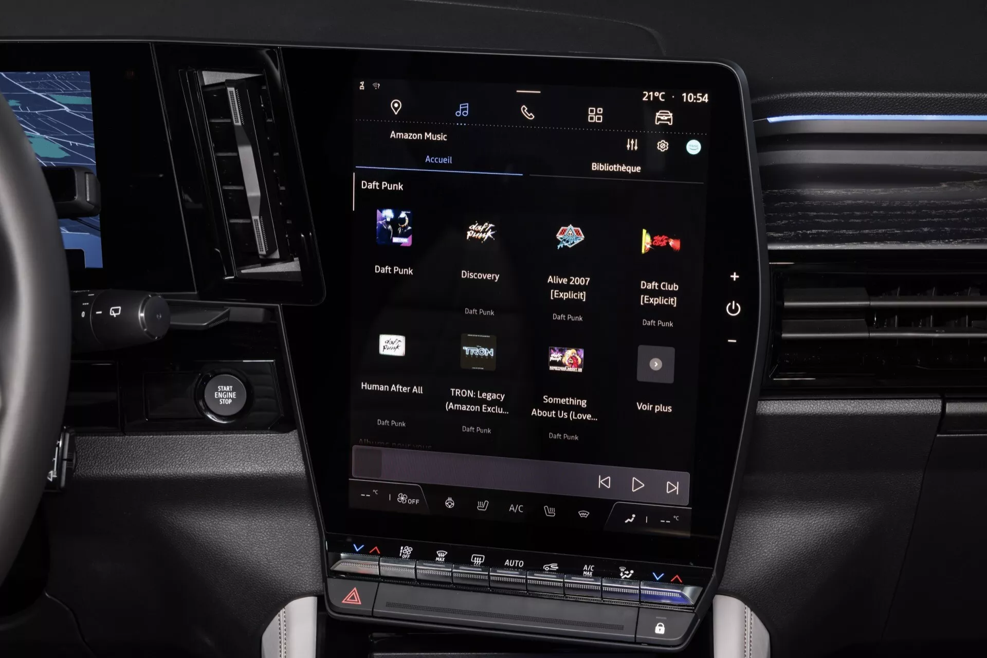 Vue rapprochée de l'intérieur du Renault Espace 2023 se concentrant sur l'écran tactile d'infodivertissement central orienté verticalement affichant une application de lecteur média, avec des boutons de contrôle climatique en dessous, suggérant des caractéristiques de cabine de véhicule de luxe et un design moderne.