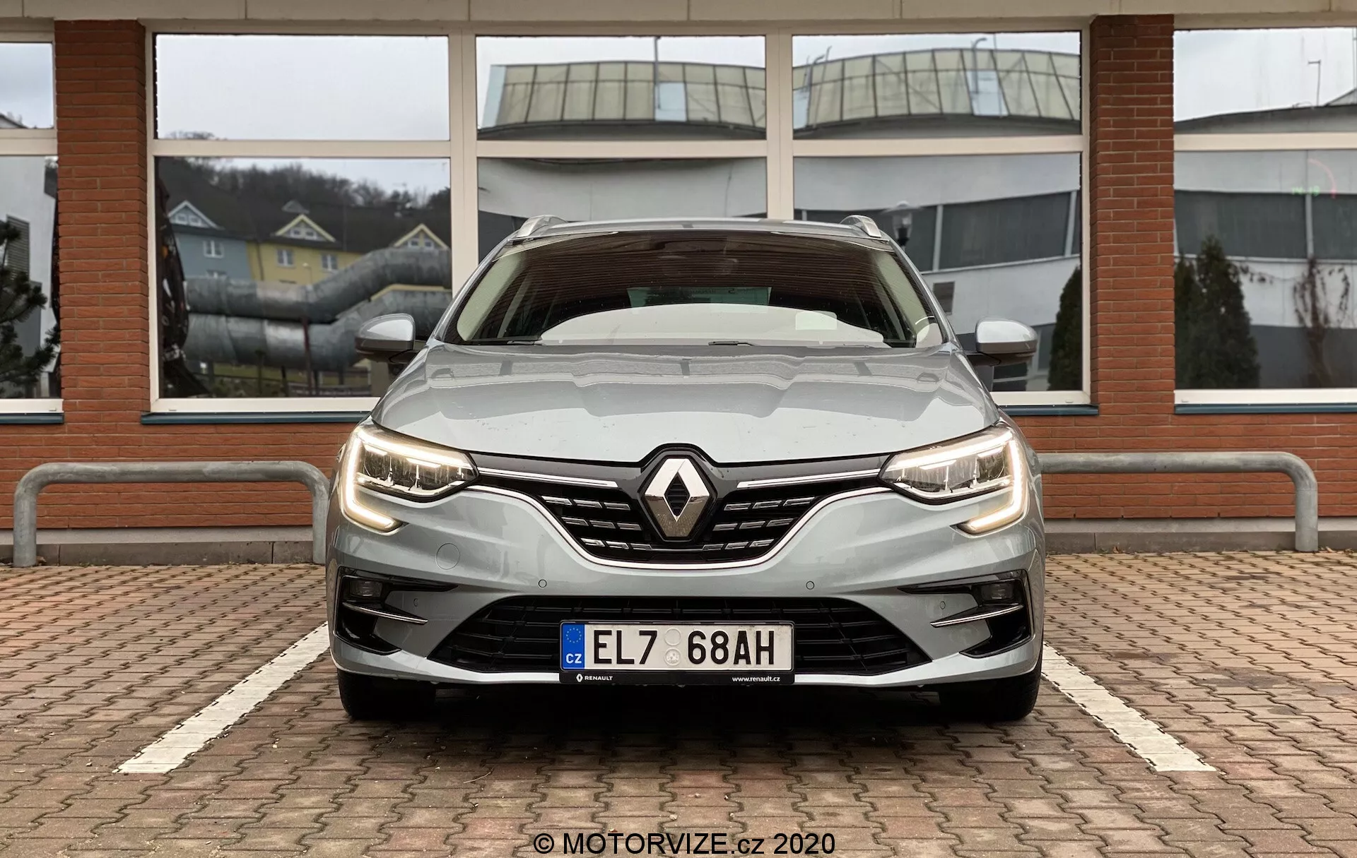Véhicule électrique Renault Megane E-Tech 2022 avec design moderne et élégant, phares LED dynamiques, courbes aérodynamiques et intérieur spacieux et technologiquement avancé.
