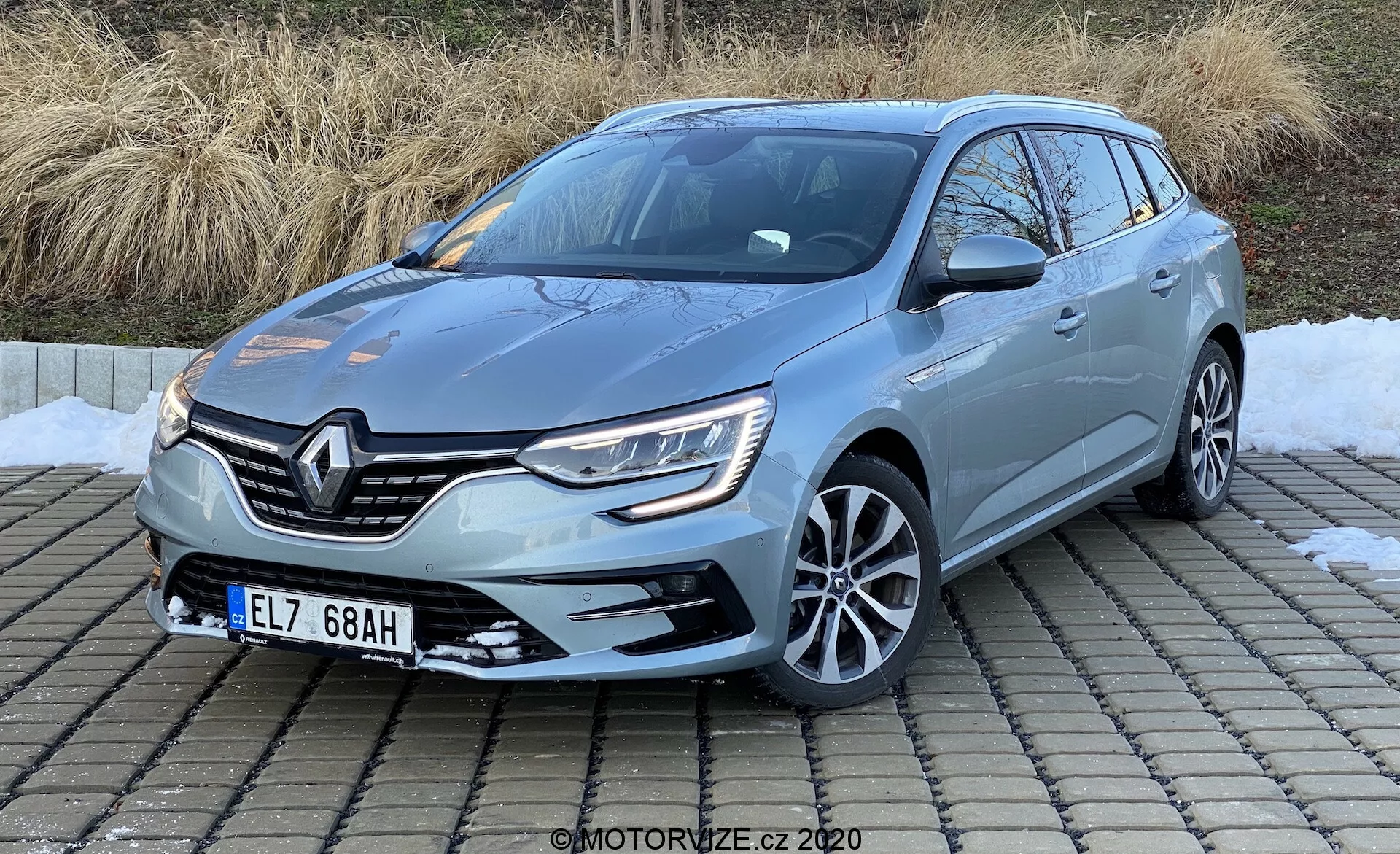 Renault Megane E-Tech 2022, une berline électrique élégante avec technologie de pointe, design aérodynamique, intérieur spacieux et fonctionnalités de sécurité de pointe