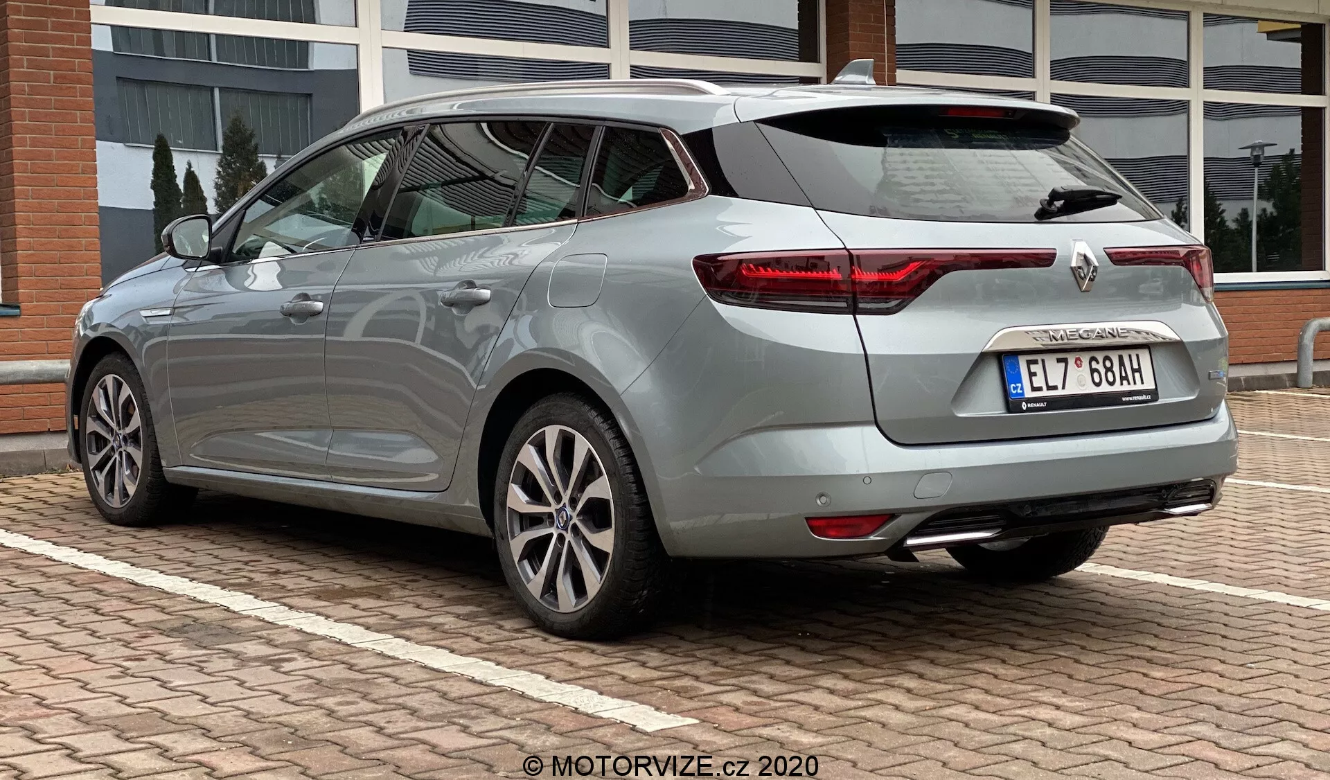 Élégant Renault Megane E-Tech 2022 mettant en avant une technologie électrique avancée, un design épuré et des fonctionnalités de pointe