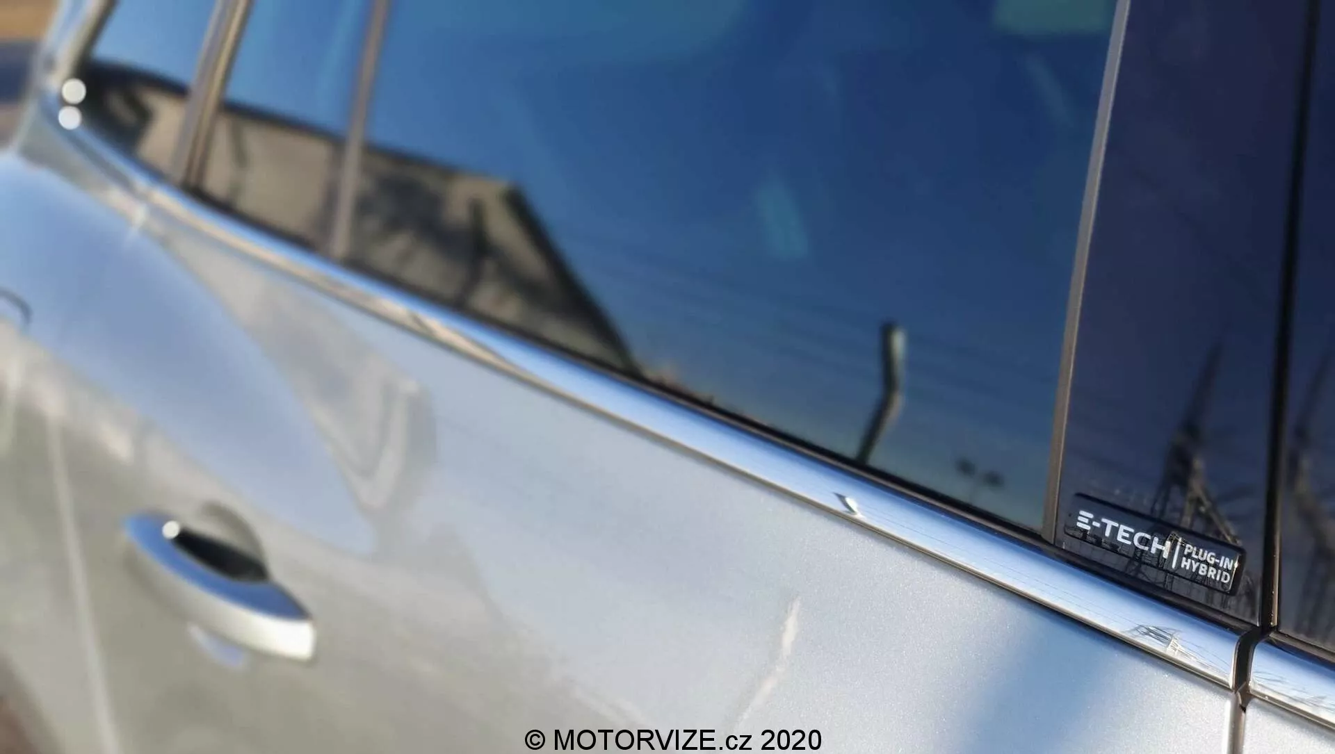 Renault Megane E-Tech 2022 avec design aérodynamique élégant, phares LED modernes, technologie de véhicule électrique avancée, intérieur spacieux et high-tech avec cockpit numérique et caractéristiques de sécurité de pointe.