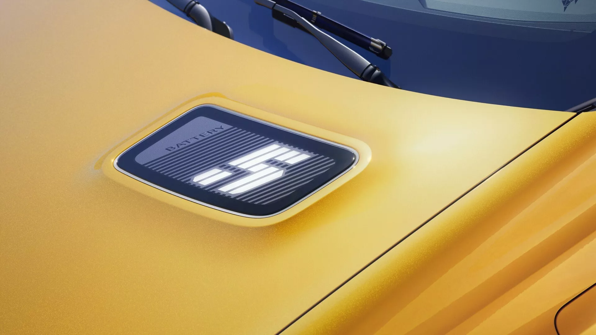 Vue détaillée de l'emblème de la Renault R5 2024 avec des éléments illuminés sur un capot jaune, présentant une technologie d'éclairage LED avancée et un design moderne du véhicule