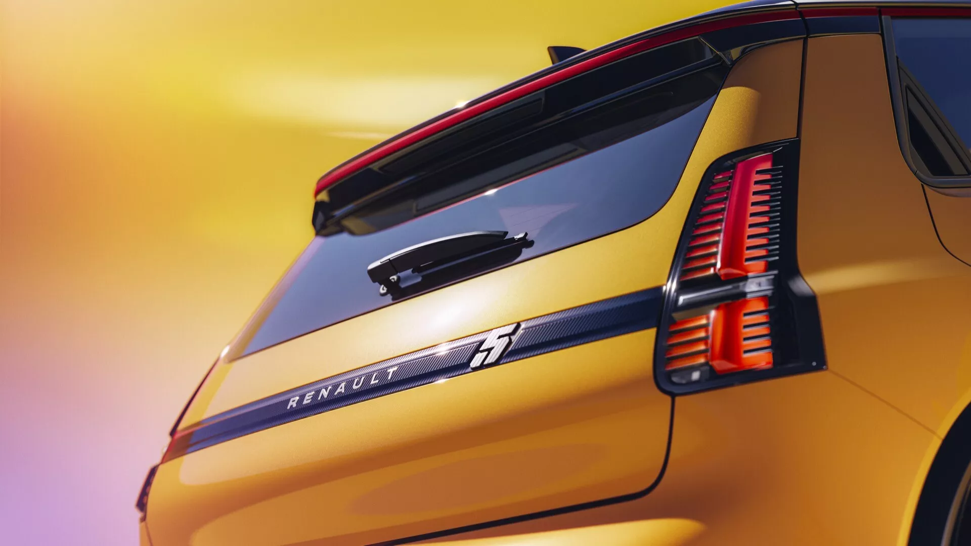 Vue rapprochée de la partie arrière de la Renault R5 2024 montrant ses caractéristiques de conception arrière incluant les feux arrière LED, l'insigne Renault, l'aileron arrière, le pare-brise arrière incliné, la peinture métallisée jaune doré et l'essuie-glace arrière, dans une ambiance de coucher de soleil