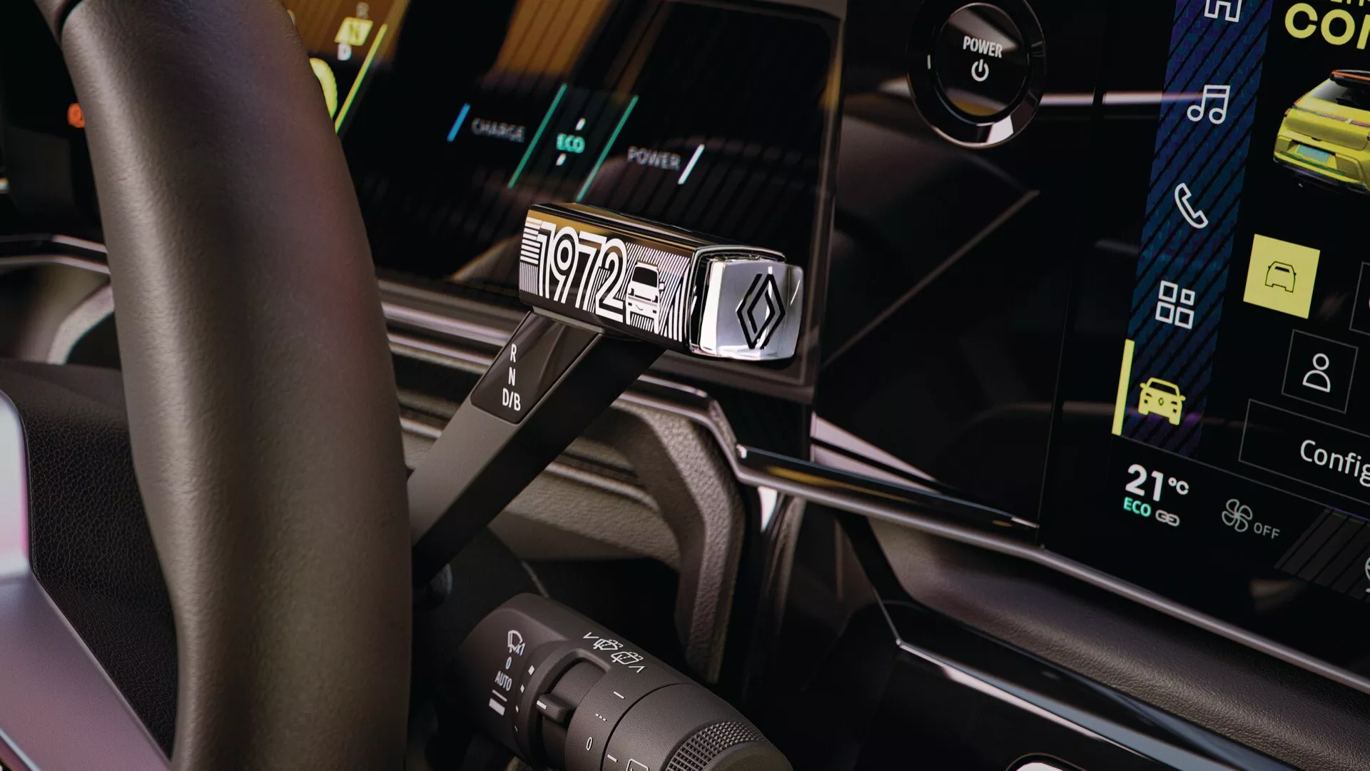 Vue détaillée de l'intérieur d'une Renault R5 2024, montrant le côté conducteur avec volant recouvert de cuir, cluster d'instrumentation digitale, levier de vitesse automatique avec garniture métallique et grand système d'infodivertissement tactile dans la console centrale