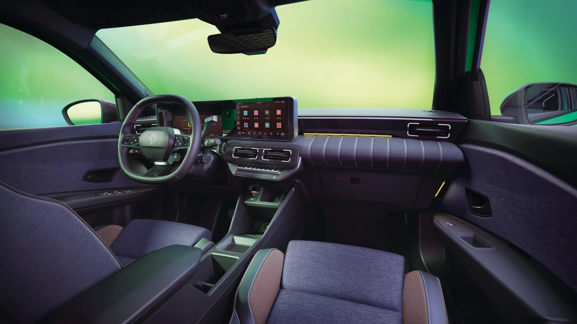 Vue intérieure du Renault R5 2024 depuis le siège arrière avec objectif grand-angle montrant le tableau de bord, l'écran tactile, le cluster d'instruments numérique, le volant avec commandes intégrées et les sièges avant ergonomiques