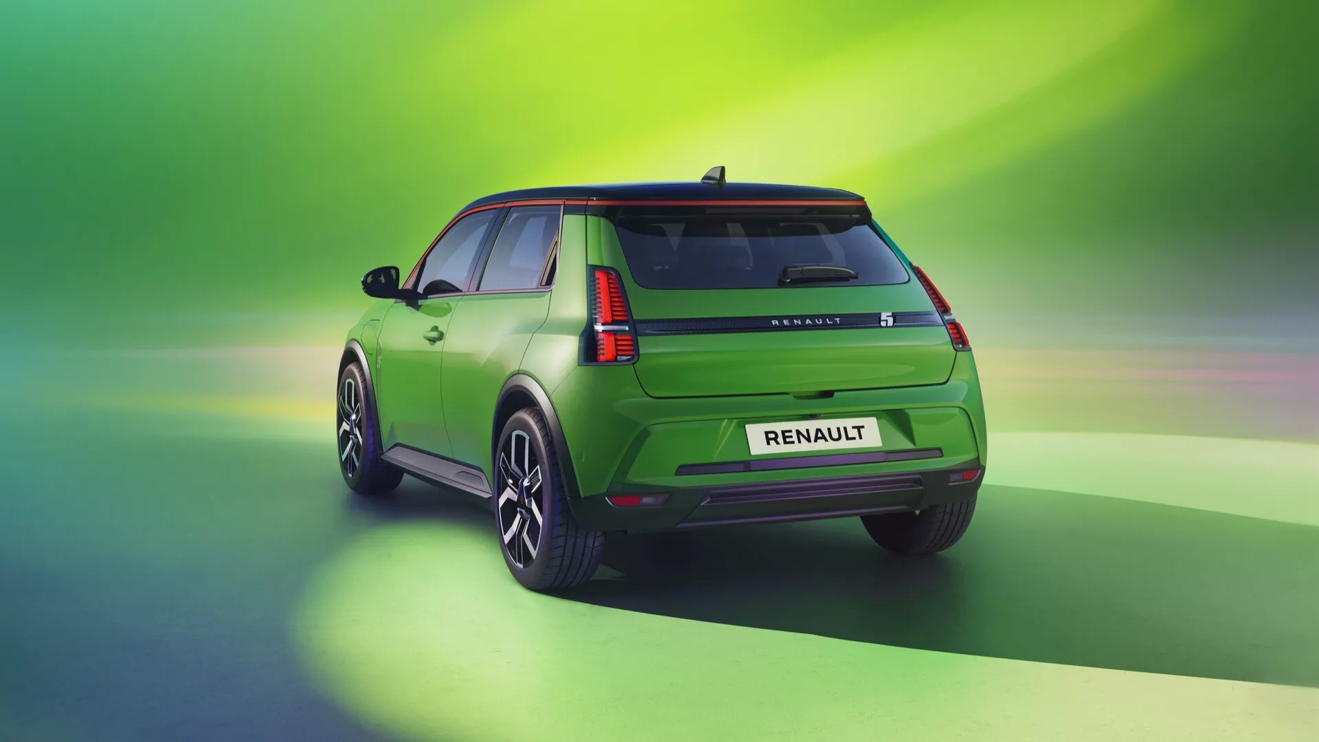 Renault R5 2024 en vert, vue arrière trois quarts mettant en avant les feux arrières LED, aileron arrière, et jantes en alliage contre un fond dégradé vert dynamique avec effets de flare