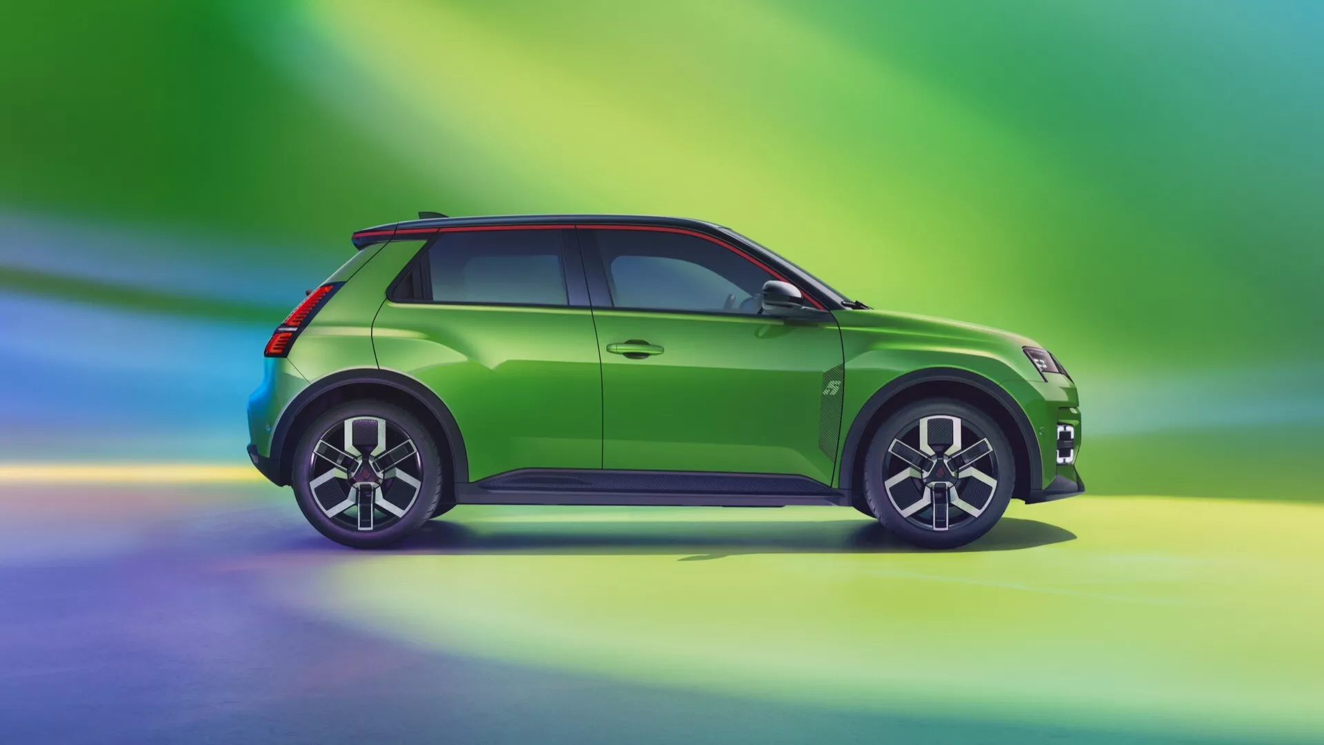 Vue de profil de la Renault R5 III 2024 - SUV compact moderne avec esthétique sportive, schéma de peinture bicolore, barres de toit intégrées et jantes en alliage avancées