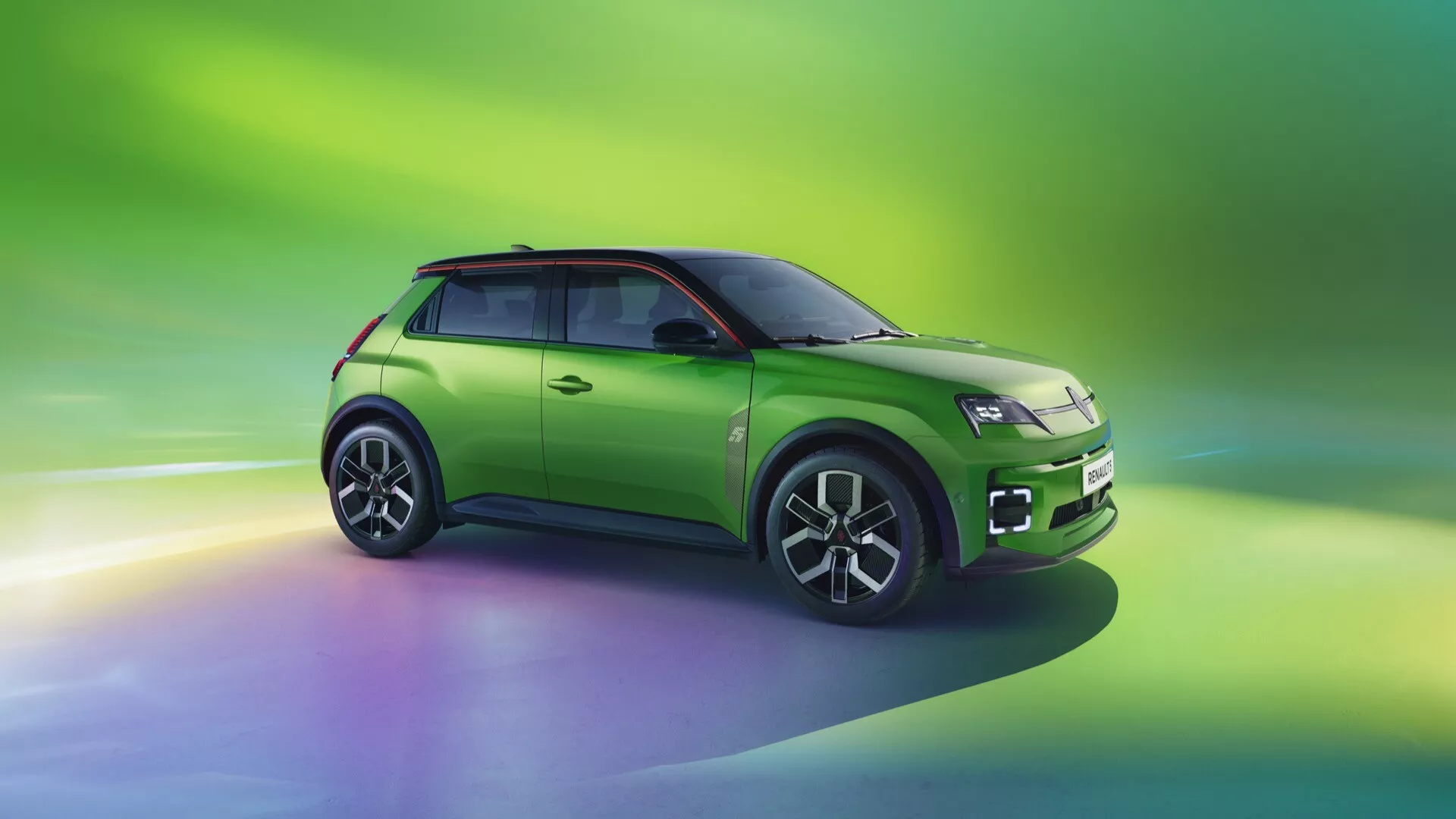 SUV compact Renault R5 2024 en studio, vue de trois quarts avant montrant les phares LED, conception avancée des roues et caractéristiques ADAS potentielles