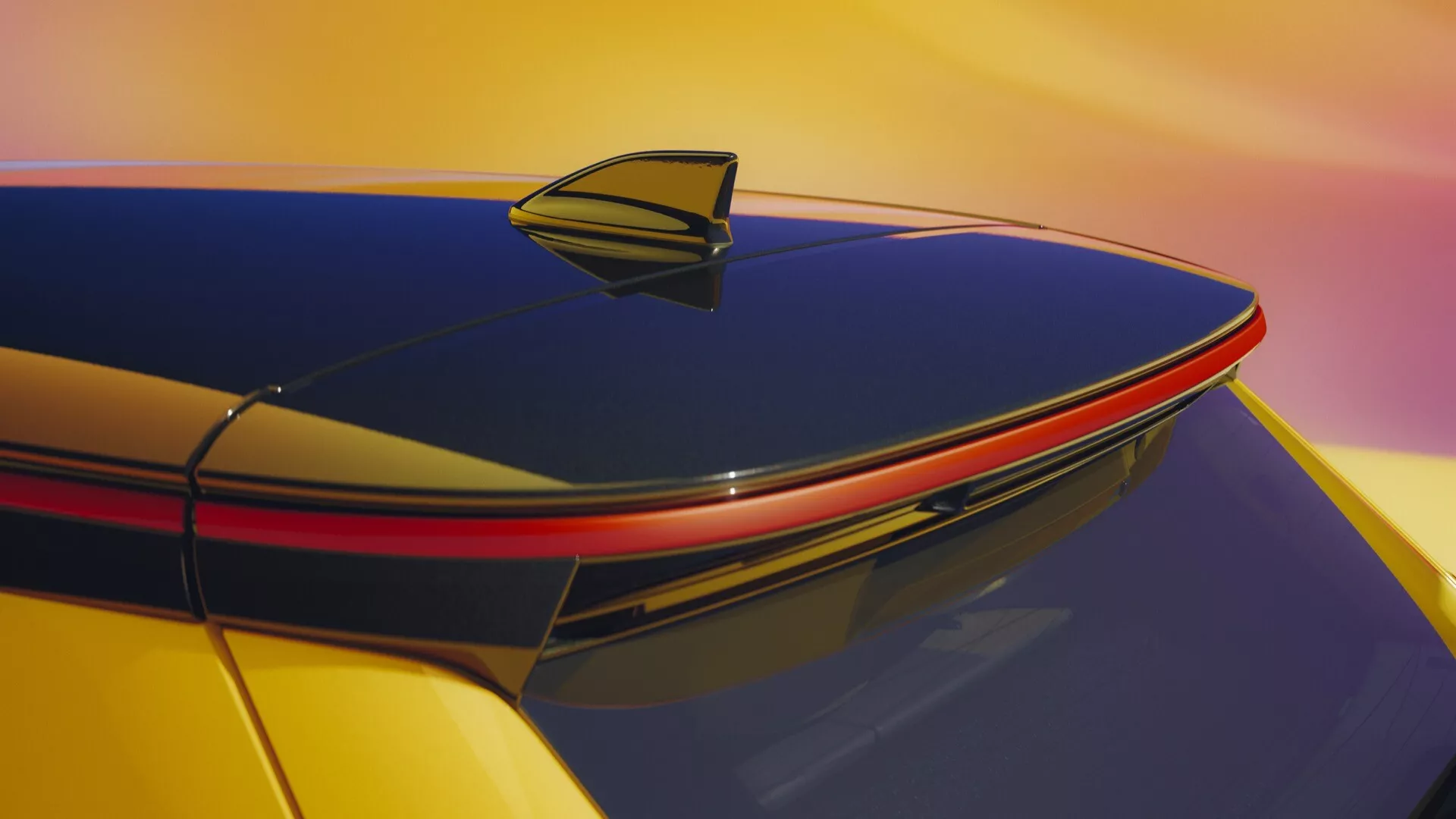 Gros plan sur la partie arrière du toit de la Renault R5 2024 avec antenne aileron de requin et bande lumineuse LED continue en bleu profond sous un éclairage chaud