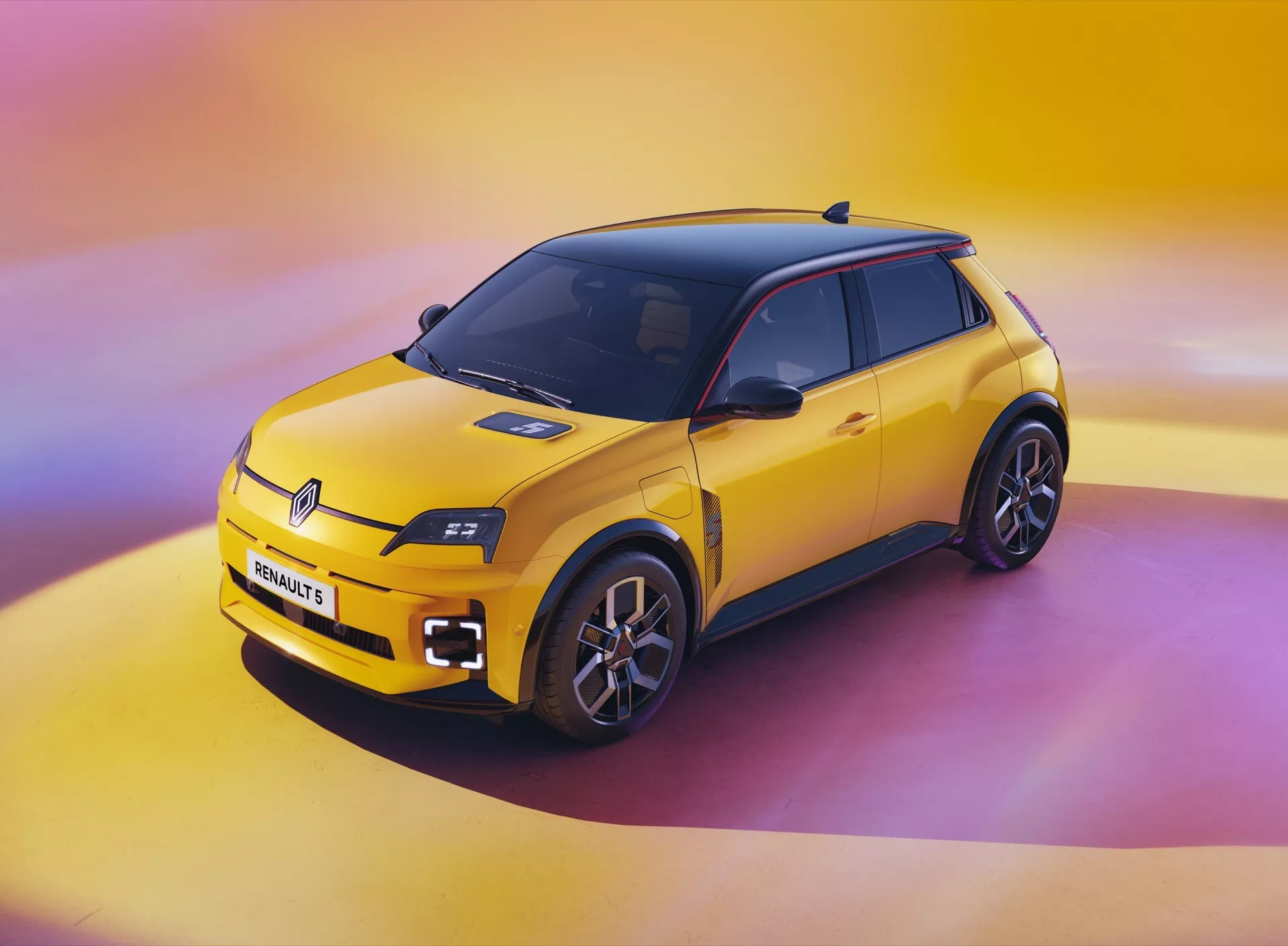 Renault R5 2024 en jaune vibrant avec toit noir, présentant des éléments de design moderne et des caractéristiques de véhicule électrique dans un cadre de studio avec un fond dégradé de jaune à pourpre-rose