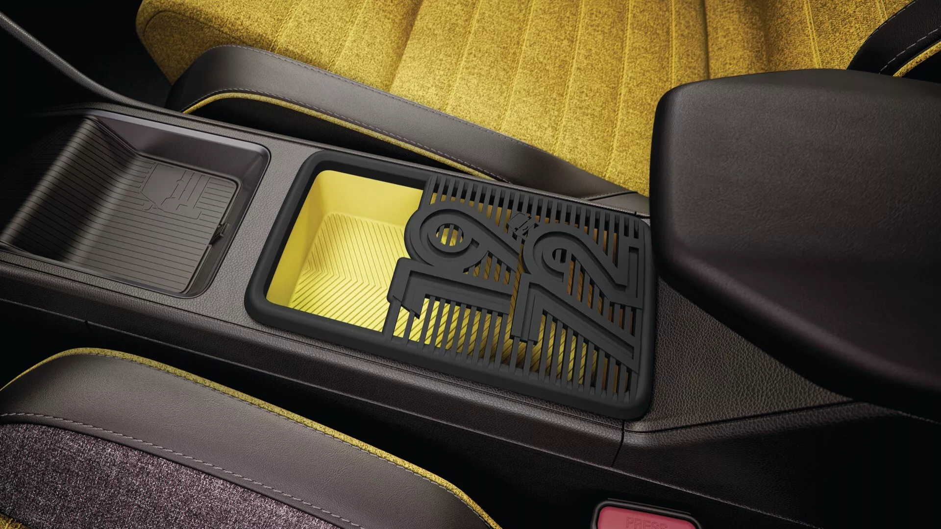 Gros plan détaillé sur l'intérieur du Renault R5 2024 mettant en vedette un compartiment au design personnalisé avec un dessin noir complexe sur une garniture jaune, démontrant un savoir-faire expert et des caractéristiques de luxe.