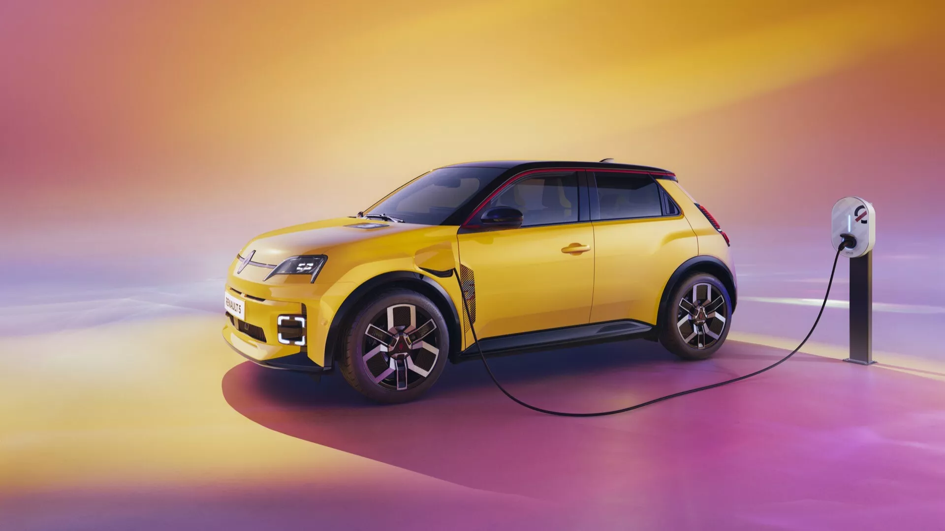 Véhicule électrique Renault R5 2024 en jaune moderne avec vue de profil sur fond dégradé vibrant, mettant en avant la technologie de chargement, le schéma de couleur bicolore distinctif et les caractéristiques de conception avancées