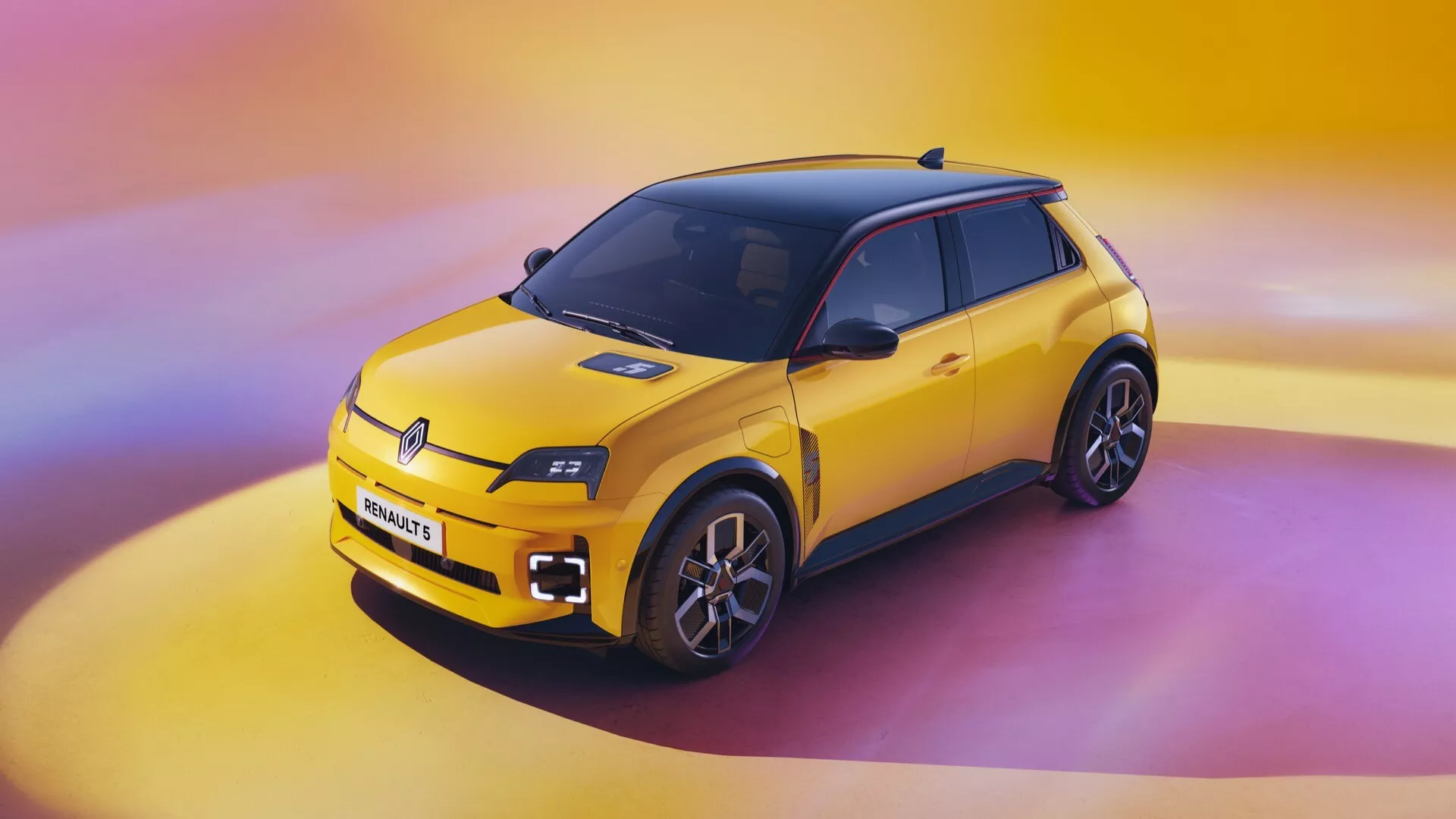 Vue en plongée de la Renault R5 2024 mettant en vedette son design sportif et compact en jaune avec des phares LED, une grande calandre, des lignes aérodynamiques, des jantes en alliage à plusieurs branches et un schéma de couleurs bicolore sur un fond dégradé rose et jaune vibrant