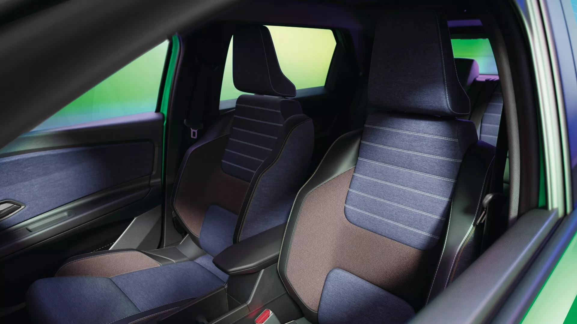 Vue intérieure du Renault R5 2024 axée sur la conception et l'agencement des sièges, mettant en évidence la sellerie en tissu de couleurs foncées et claires premium, des contours des sièges orientés confort avec supports latéraux à travers la cabine, des appuie-têtes intégrés, et détail sur le placement des ceintures de sécurité et la grille du haut-parleur sur le panneau de porte suggérant un système audio avancé