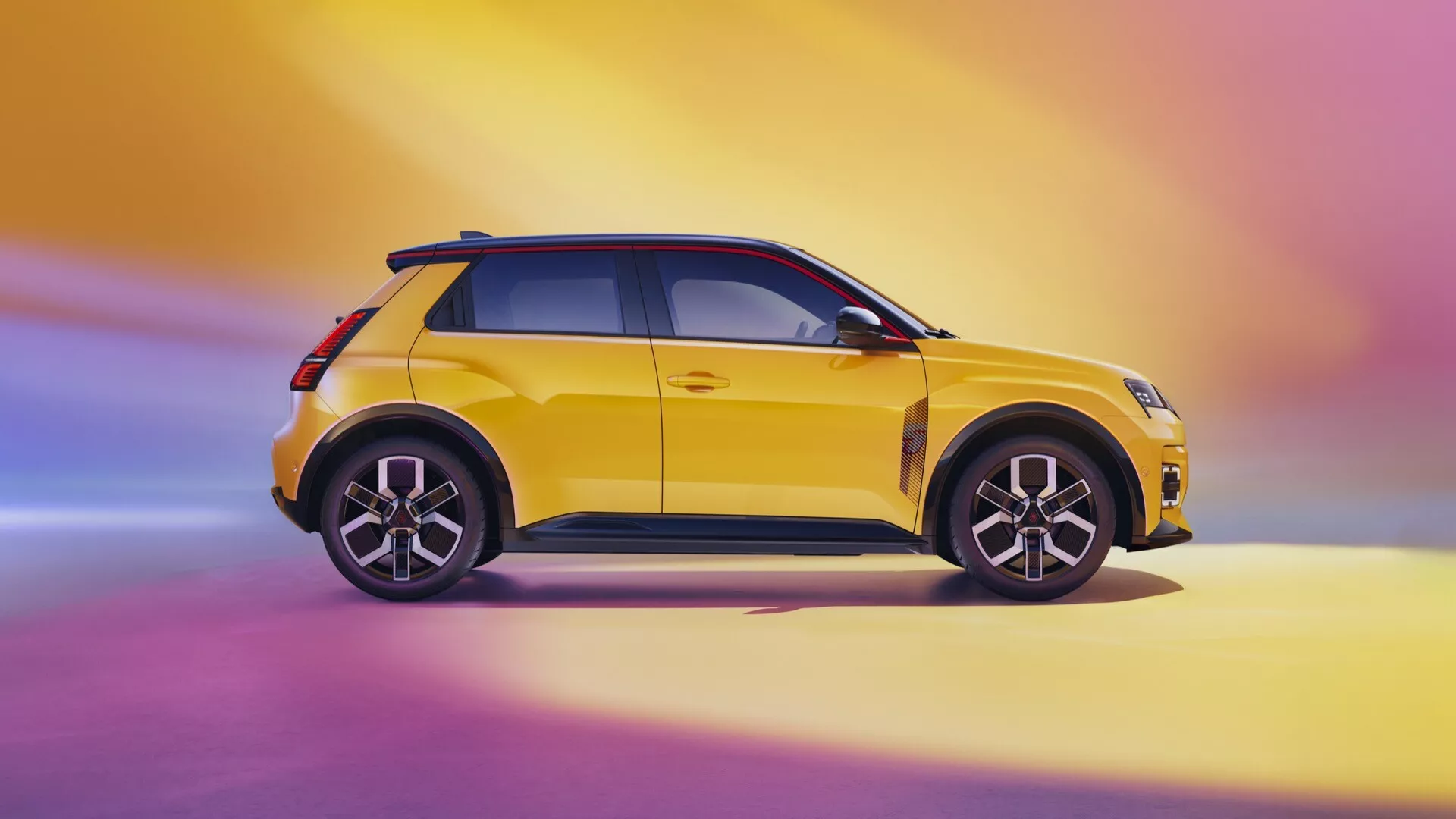 SUV compact Renault R5 2024 en jaune vibrant sur un fond dégradé coloré, montrant son profil latéral sportif, jantes en alliage à plusieurs branches, clignotants intégrés dans les rétroviseurs latéraux, poignées de portes de couleur carrosserie et peinture bicolore contemporaine, sous éclairage de studio
