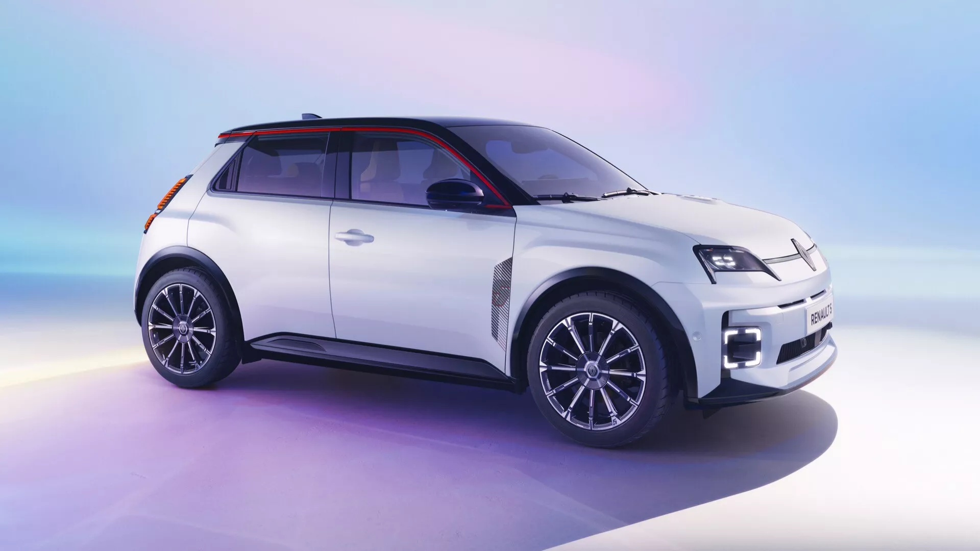 SUV crossover compact moderne Renault R5 2024 en vue avant trois quarts montrant un design sportif, des phares LED, un schéma de couleurs bicolore et des jantes en alliage haut de gamme