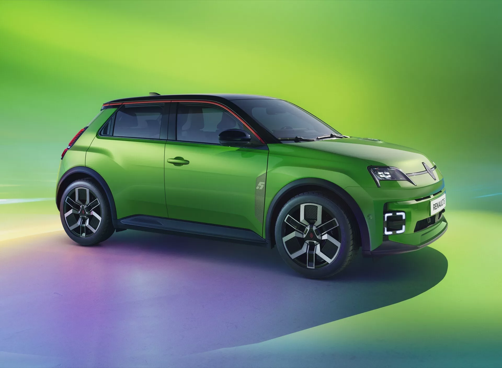 Renault R5 III 2024 dans un schéma de couleurs vert vif et noir en deux tons présentant son design contemporain et ses fonctionnalités avancées, telles que des phares LED élégants, dans une vue en angle avant gauche de trois quarts contre un fond stylisé dégradé de vert à violet