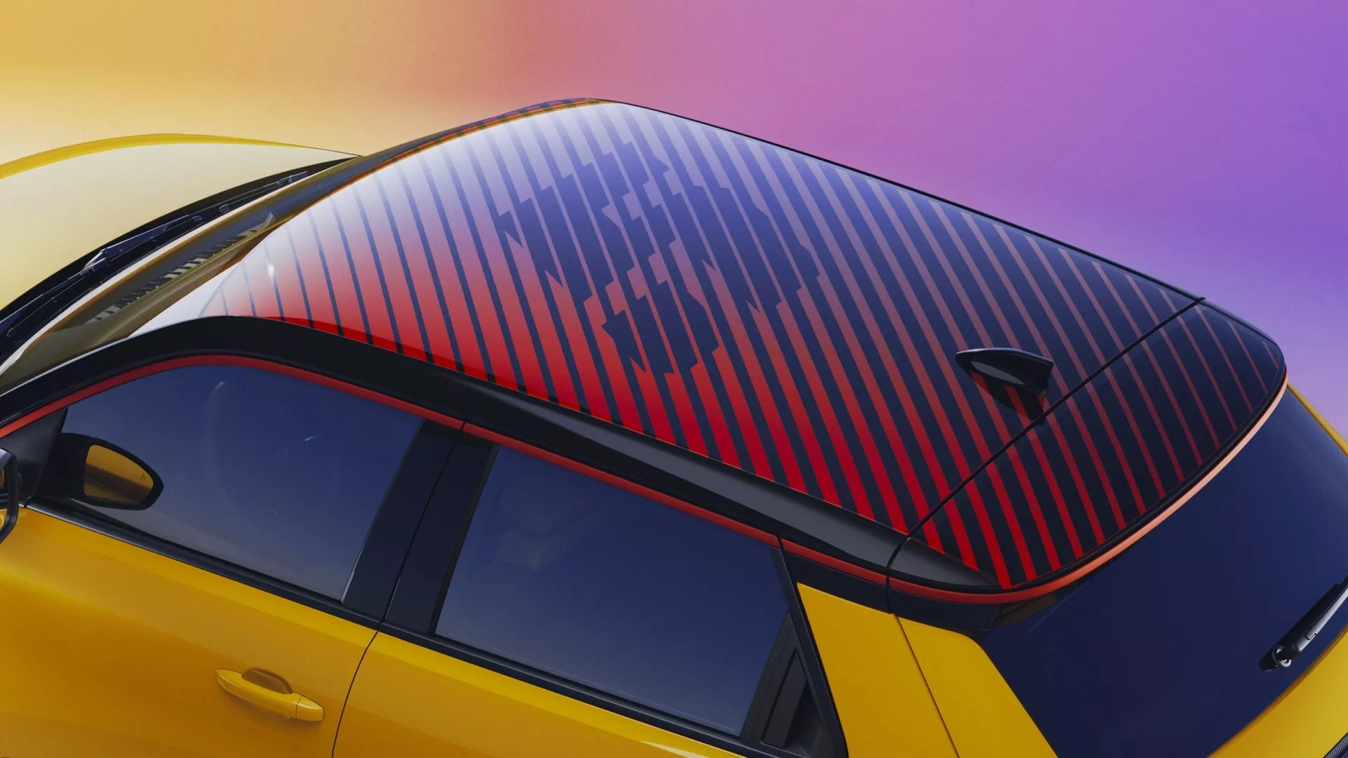 Modèle Renault R5 2024 présentant une finition jaune vibrante avec un toit panoramique et une antenne aileron de requin élégante sur le toit, vu sous un angle plongeant soulignant le profil supérieur élégant de la voiture contre un fond dégradé