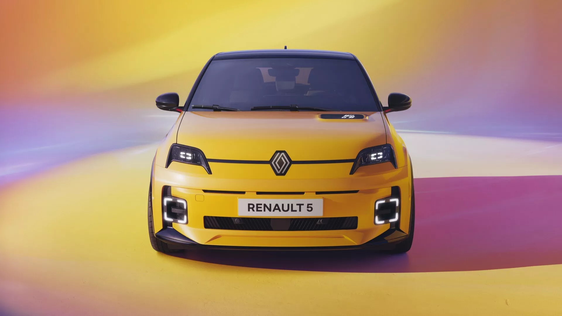Vue de face d'une Renault R5 jaune de 2024, présentant des phares LED, une grille centrale avec le logo Renault et des caractéristiques de conception détaillées sur un fond dégradé.
