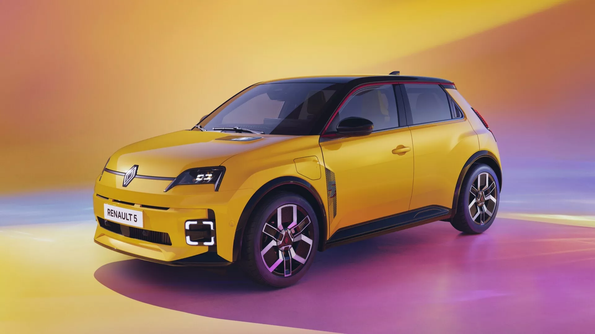 SUV compact Renault R5 2024 en jaune audacieux avec toit noir, présentant les profils avant et latéral, phares LED, port de charge électrique et jantes en alliage multi-branches sur un fond de coucher de soleil stylisé