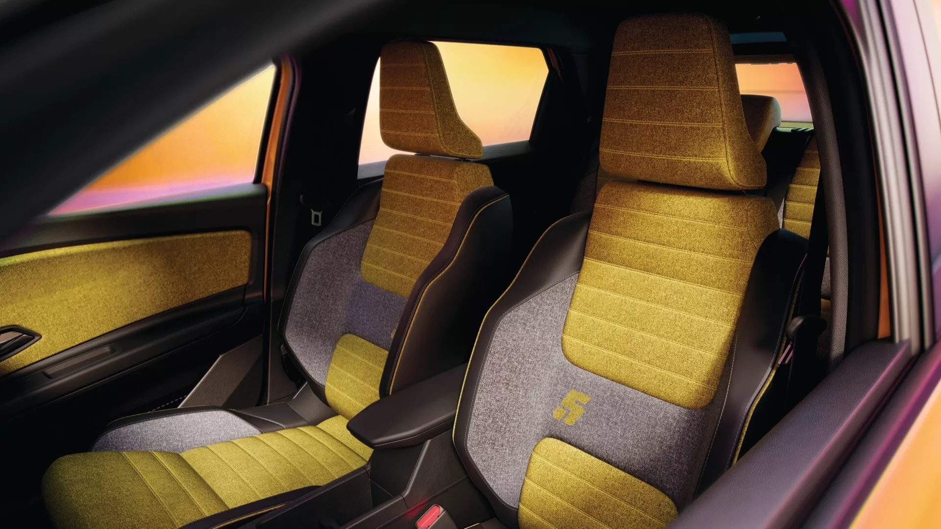Vue de l'intérieur du Renault R5 2024 côté conducteur montrant des sièges à deux tons avec design ergonomique et fonctionnalités de sécurité