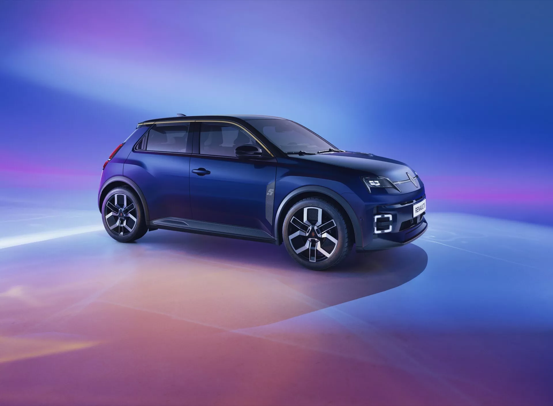 SUV compact Renault R5 III 2024 en bleu foncé avec carrosserie bicolore, jantes alliage sportives et phares LED avancés, vu sous un angle frontal dynamique de trois quarts