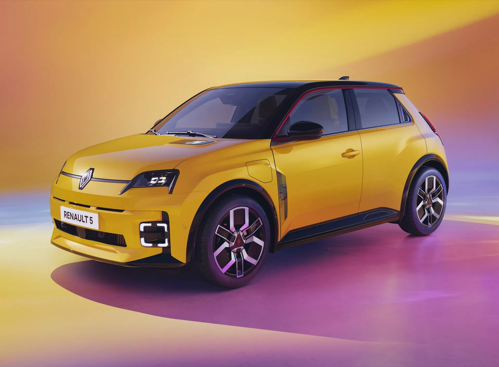 Hatchback électrique Renault R5 2024 en jaune audacieux, présentant le profil avant et latéral avec phares LED et volet de port de charge sur un fond dégradé vibrant