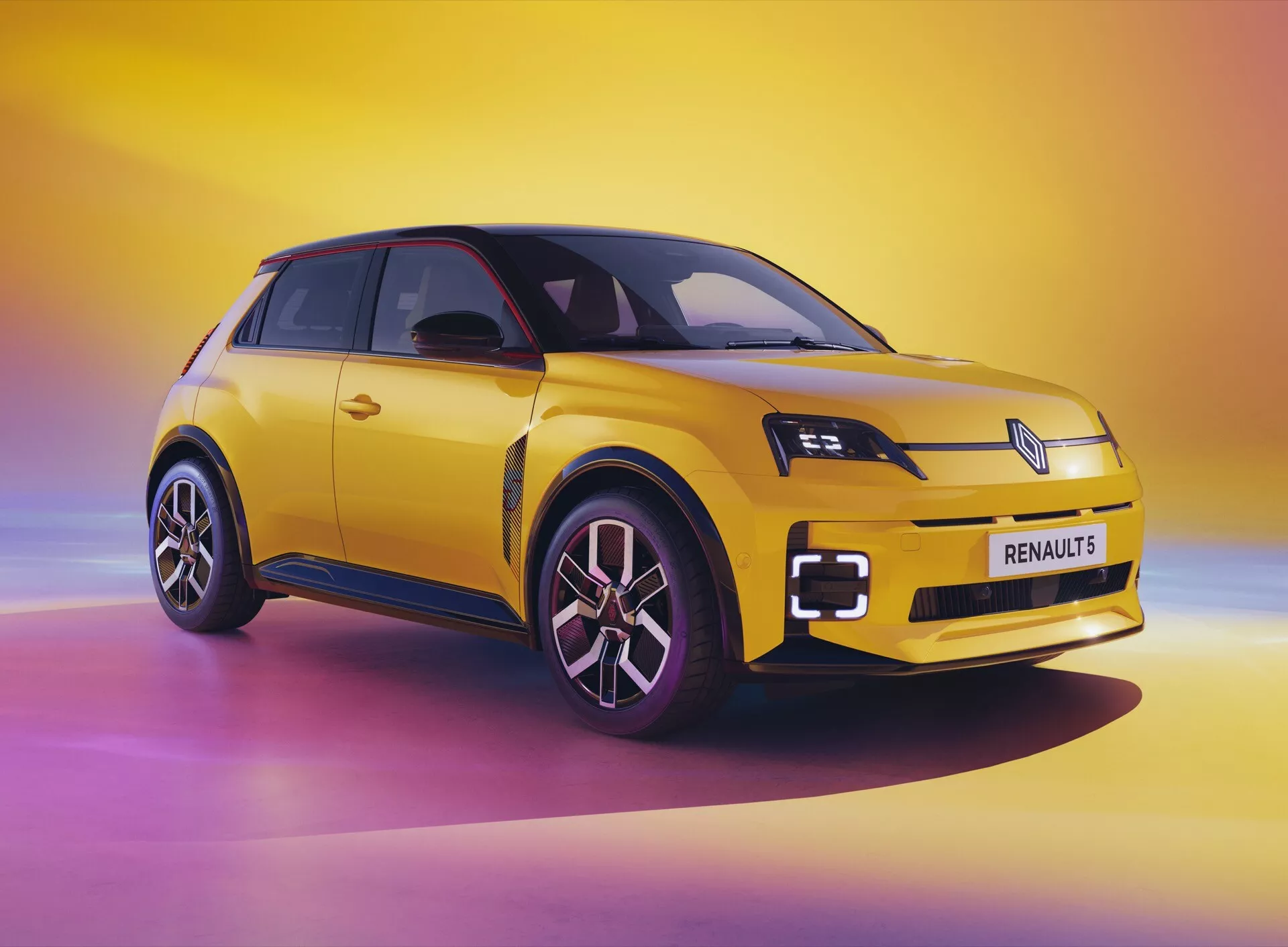 Renault R5 2024 en studio avec un fond gradient dynamique de rose à jaune à violet, présentant un design moderne, des phares LED, des jantes en alliage aérodynamique, et une peinture jaune frappante dans une présentation jeune et stylée.