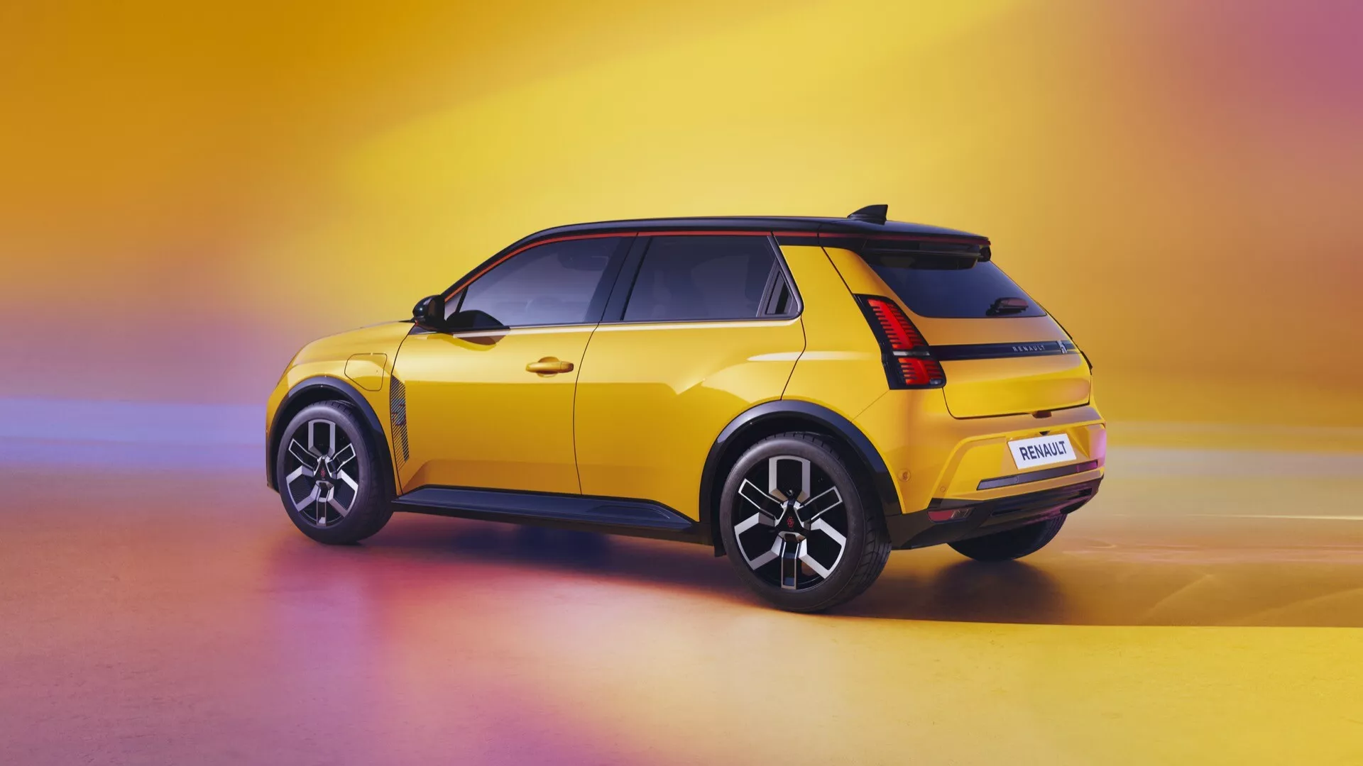 SUV compact Renault R5 2024 en jaune métallique avec toit noir, équipé de jantes en alliage bicolore de 18-19 pouces, de feux arrière LED et de vitres teintées sur un fond dynamique allant du violet au jaune
