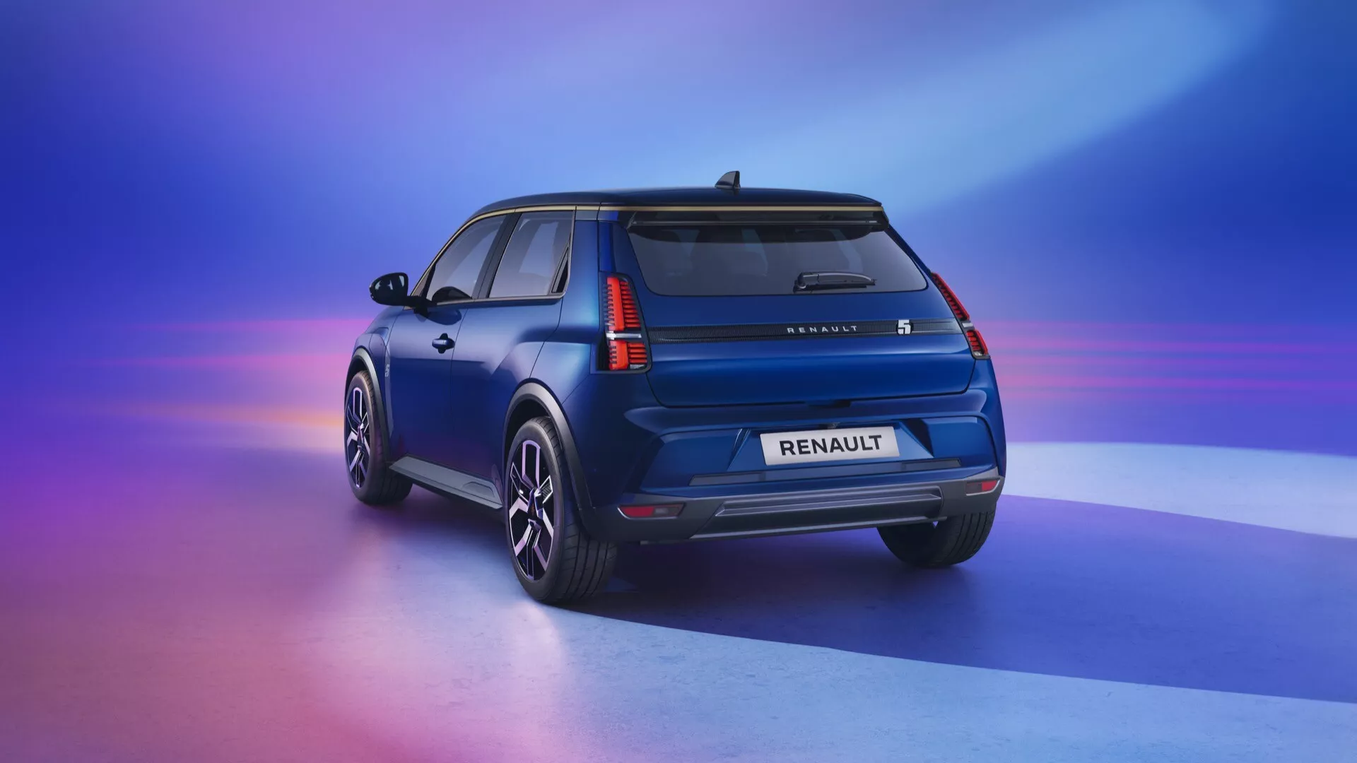 Véhicule moderne Renault R5 2024 en vue arrière trois-quarts montrant des feux arrière LED, des lignes de design aérodynamique et des roues en alliage premium sur un fond dégradé bleu et magenta