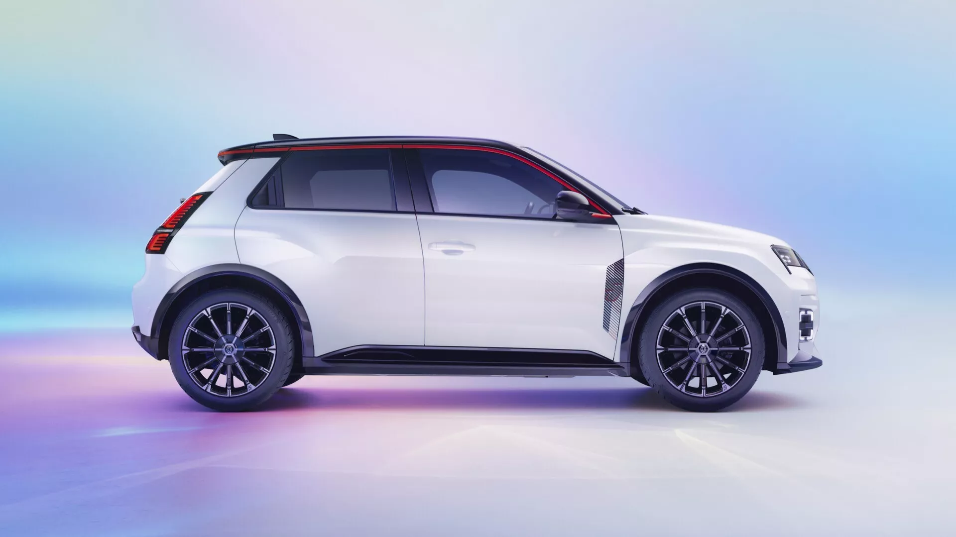 Vue de profil du Renault R5 2024 mettant en avant sa peinture bicolore, son design hatchback cinq portes, ses jantes en alliage sportives et ses phares LED modernes sur un fond dégradé