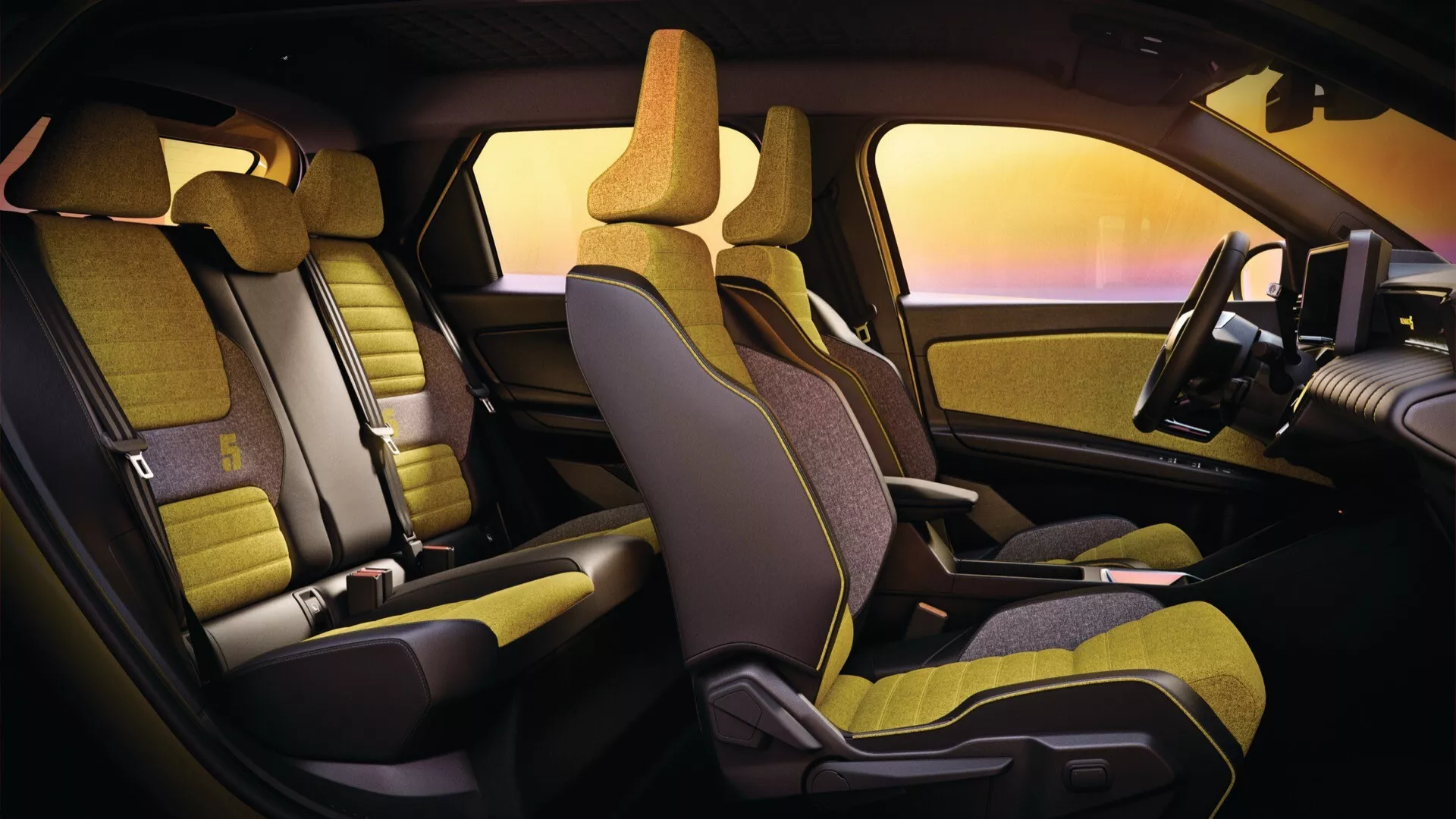 Vue intérieure de la Renault R5 2024 mettant en valeur le design sportif moderne des zones d'assise avant et arrière avec des accents jaunes vifs