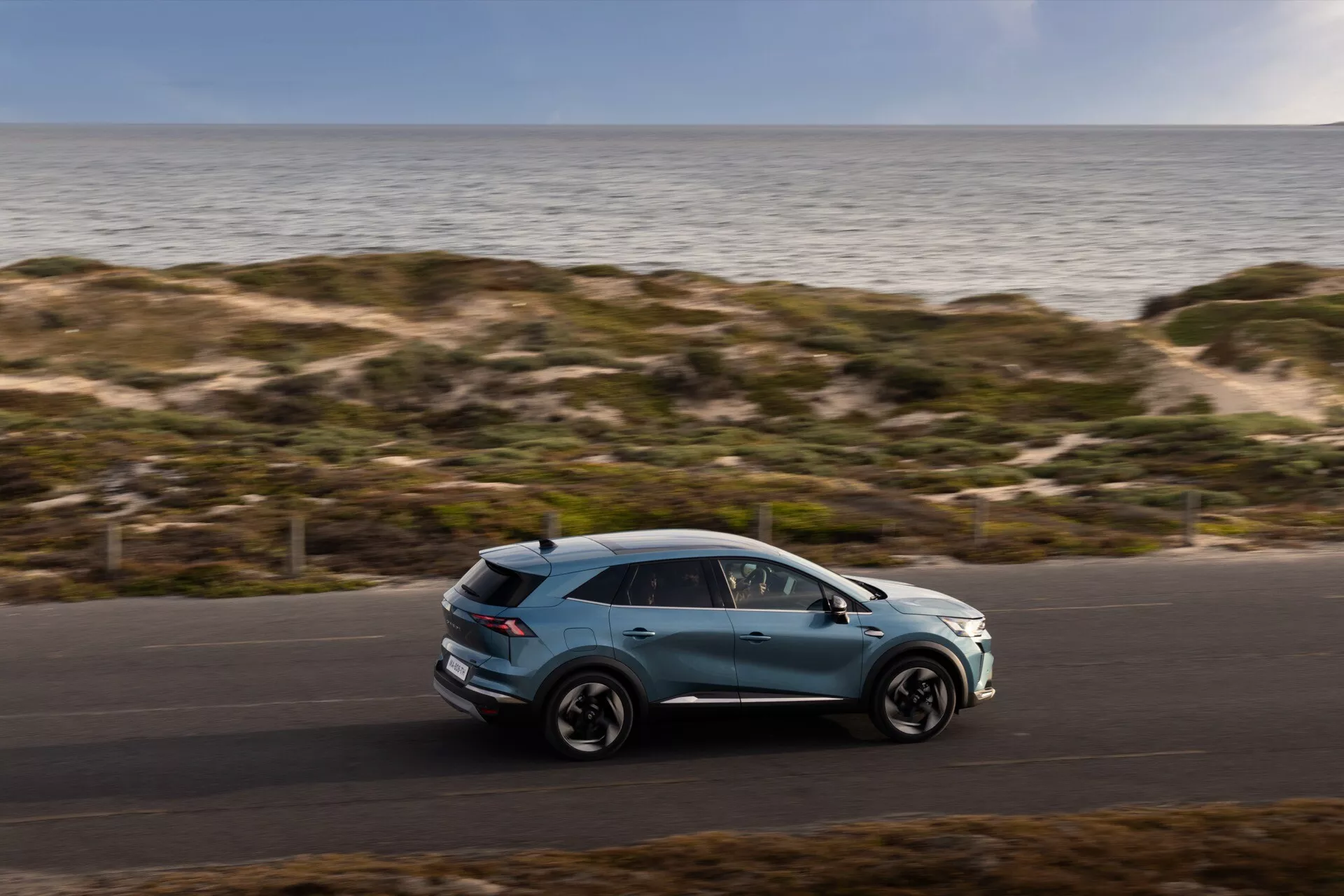 Renault Symbioz 2024 première génération de voiture électrique conceptuelle avec un design futuriste élégant et des capacités avancées de conduite autonome