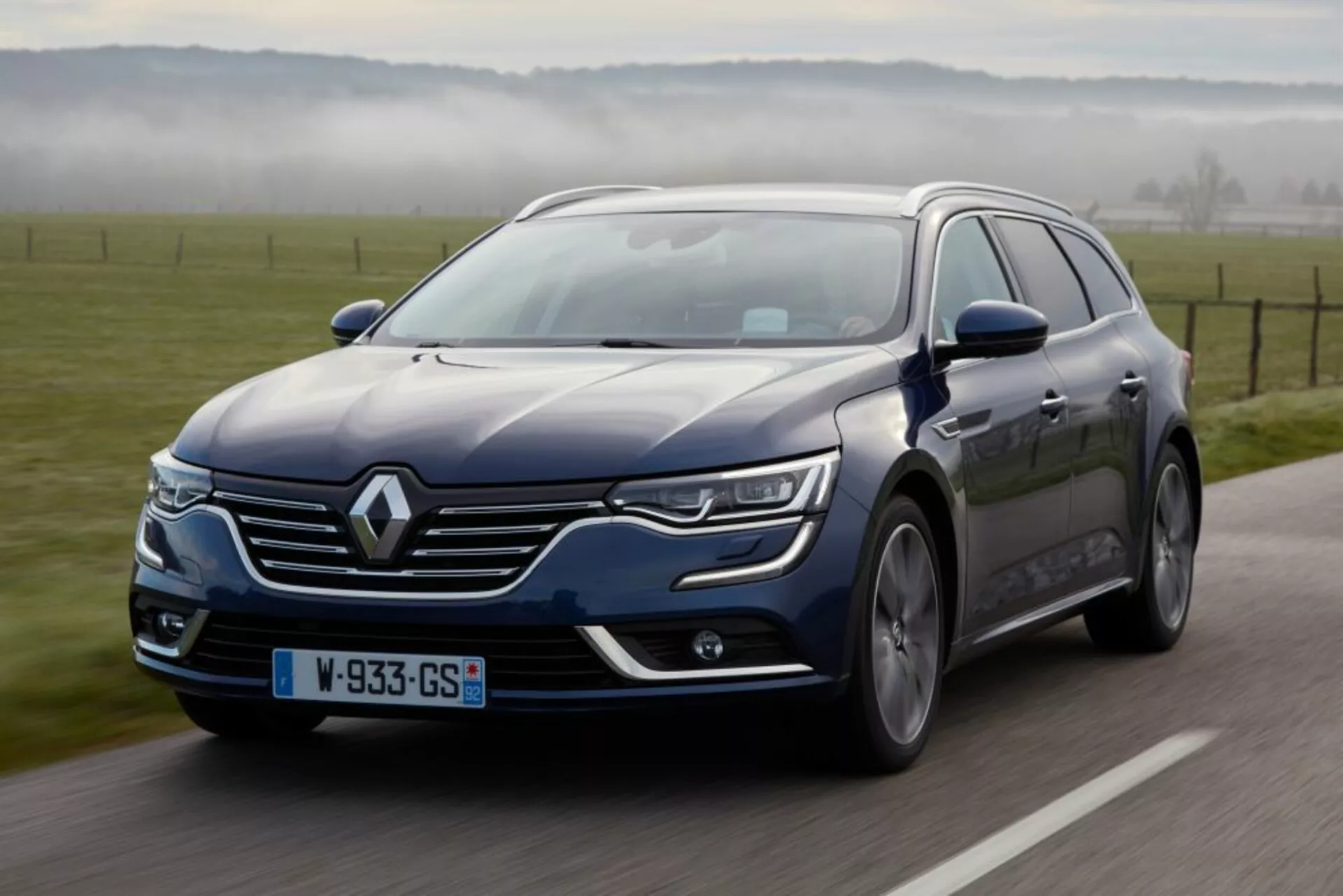 Renault Talisman Grandtour 2016 en mouvement, vue sous un angle avant latéral montrant les lumières LED et la peinture métallique