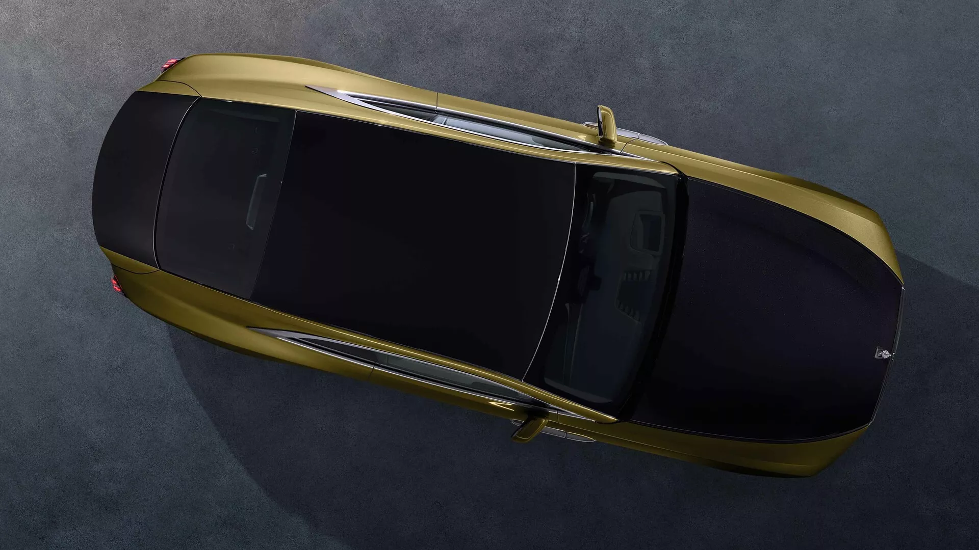 Rolls-Royce Spectre 2023 de 1ère génération en bronze vue en plongée montrant toit panoramique, surface supérieure complète et lignes de design épurées