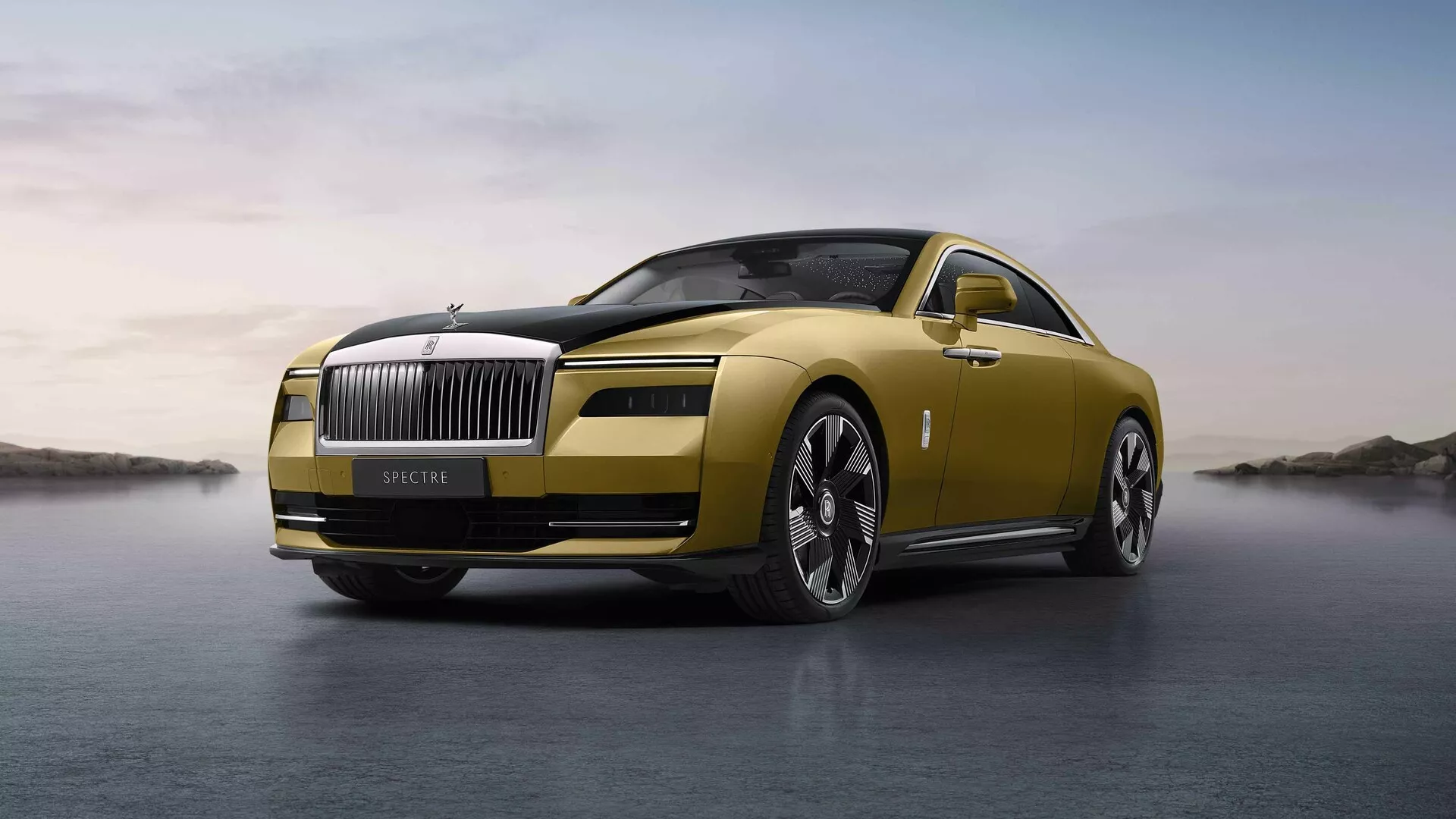 Coupé de luxe Rolls-Royce Spectre 2023 présentant calandre avant, design élégant du capot et profil latéral avec emblème distinctif et éclairage avancé