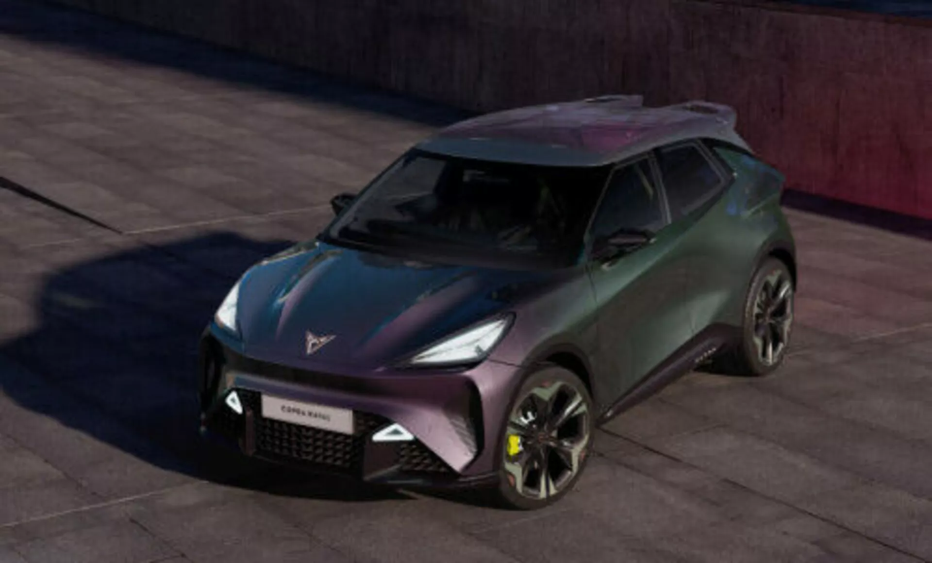 Škoda Enyaq iV 2021 en extérieur, présentant grille avant, phares LED, capot aérodynamique, roues en alliage, et ligne de toit élégante, soulignant design moderne et caractéristiques technologiques
