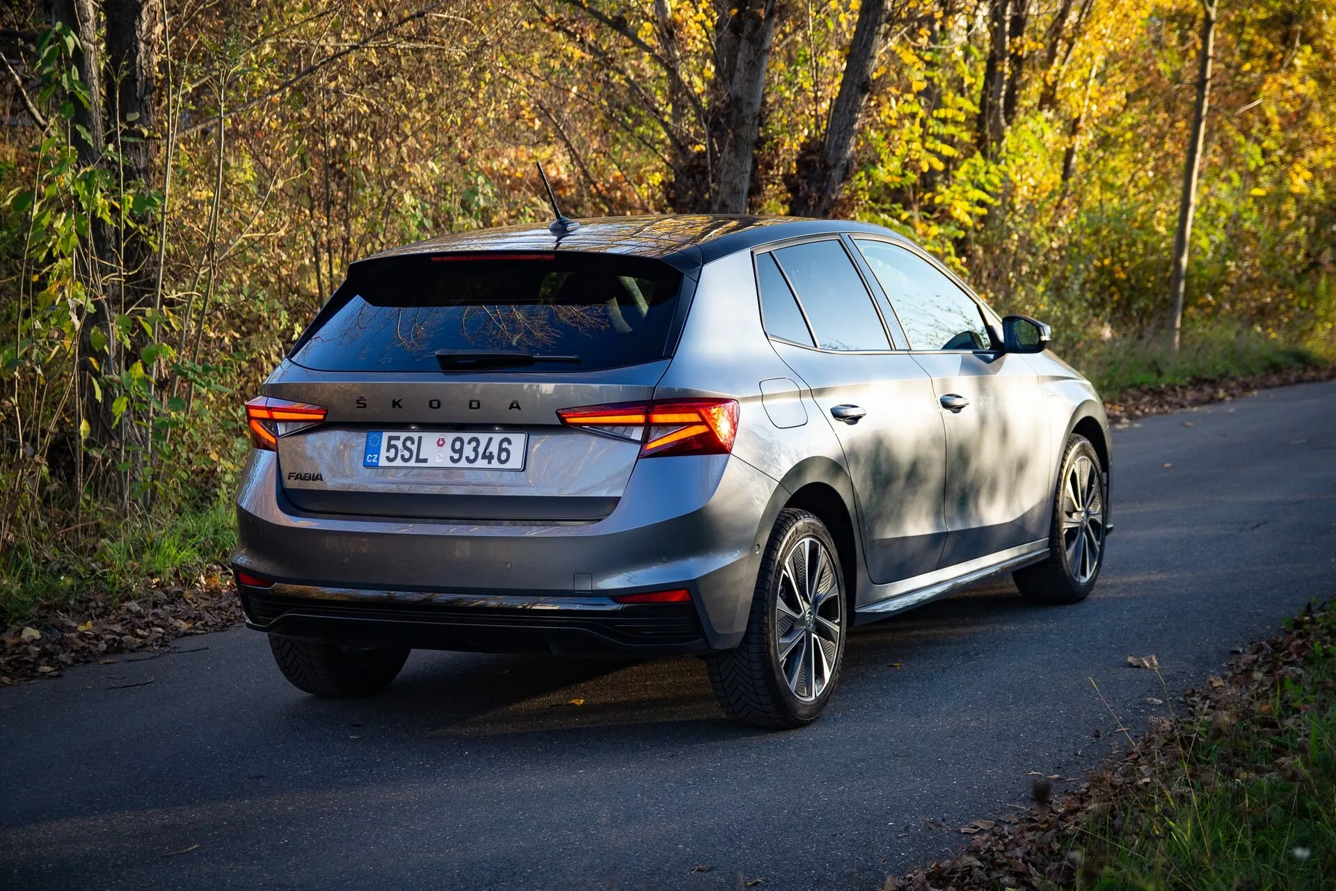 La Skoda Fabia 2021 propose un design élégant et moderne avec des lignes aérodynamiques, un intérieur spacieux, un système d'infodivertissement avancé et un moteur efficace, offrant une expérience de conduite dynamique.