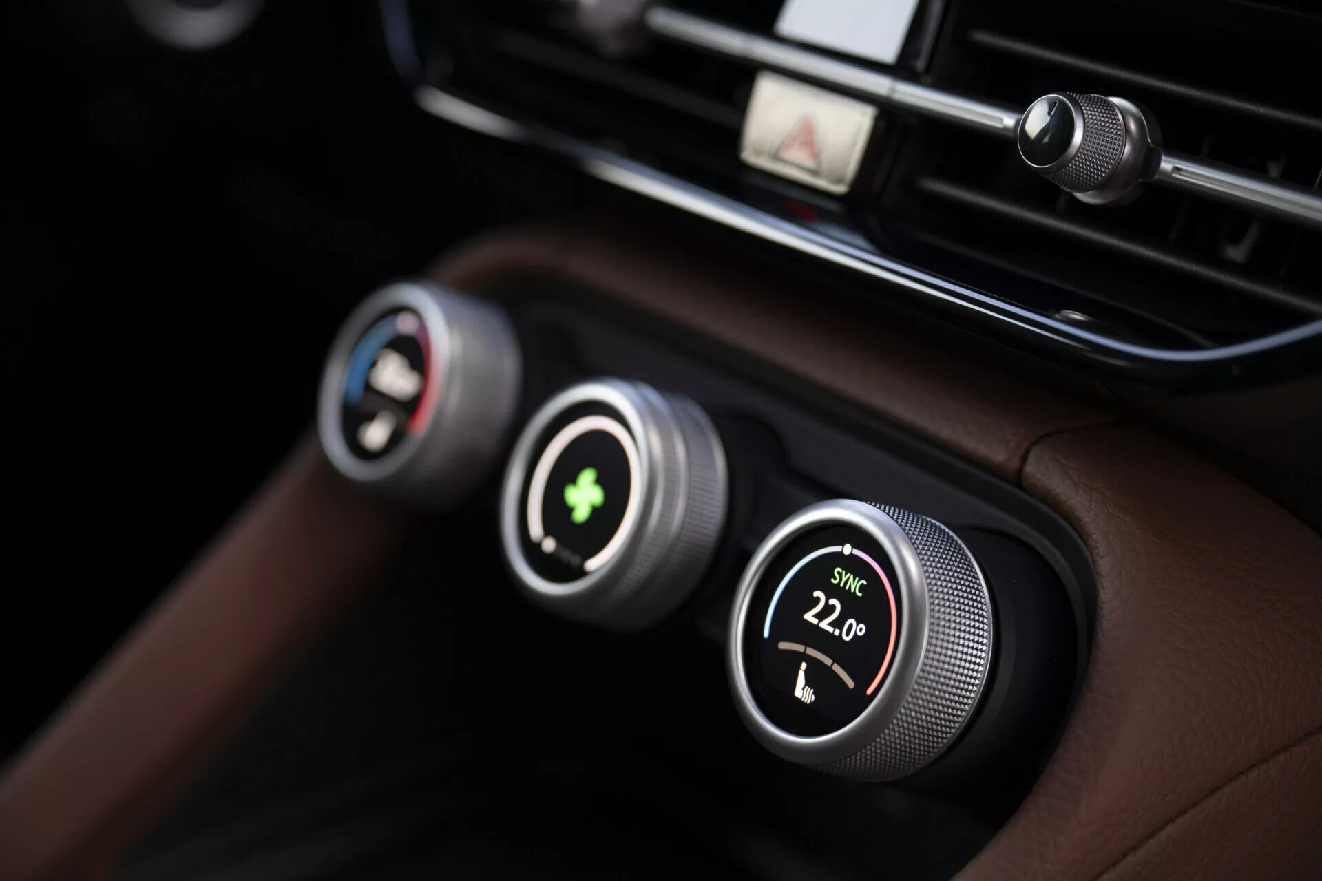 Vue rapprochée du système de contrôle climatique du Skoda Kodiaq 2024 comportant des commandes de température à deux zones avec boutons métalliques et affichages numériques, sur un tableau de bord en cuir noir haut de gamme