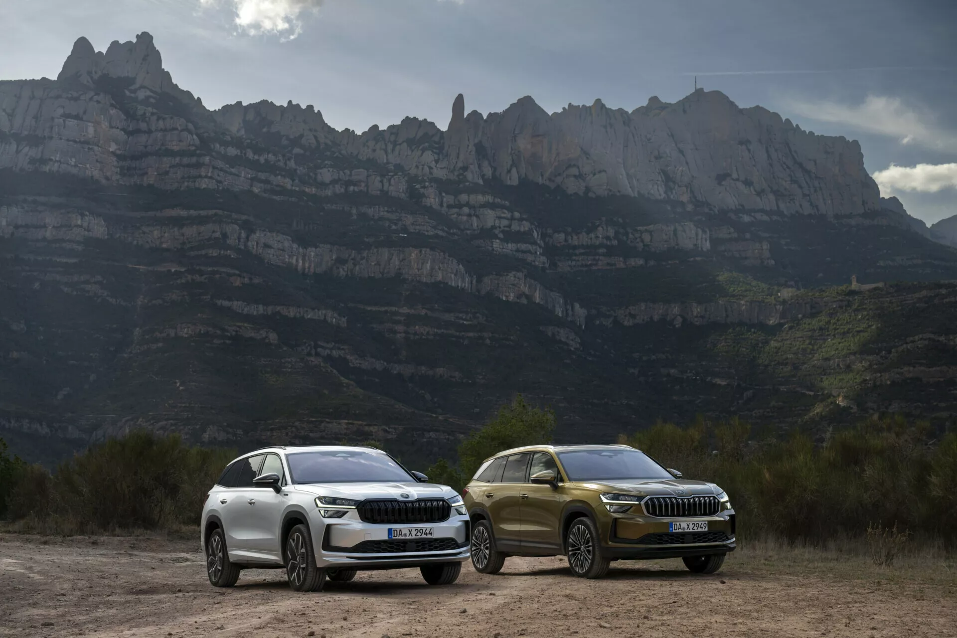 SUV Skoda Kodiaq 2024 avec lumières LED et détails de design de luxe garés en plein air devant un décor montagneux, mettant en avant des caractéristiques aérodynamiques, des roues en alliage et une technologie avancée adaptée à la conduite aventureuse.