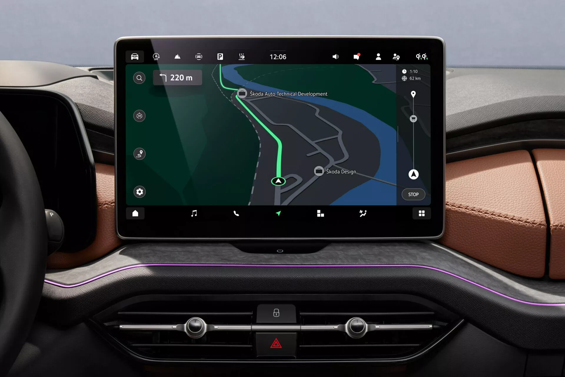 Intérieur du Skoda Kodiaq 2024 doté d'un grand écran tactile d'infodivertissement avec navigation GPS sur le tableau de bord, intégrant des réglages avancés du véhicule et des commandes de climatisation, entouré de matériaux de luxe et d'accents de design.