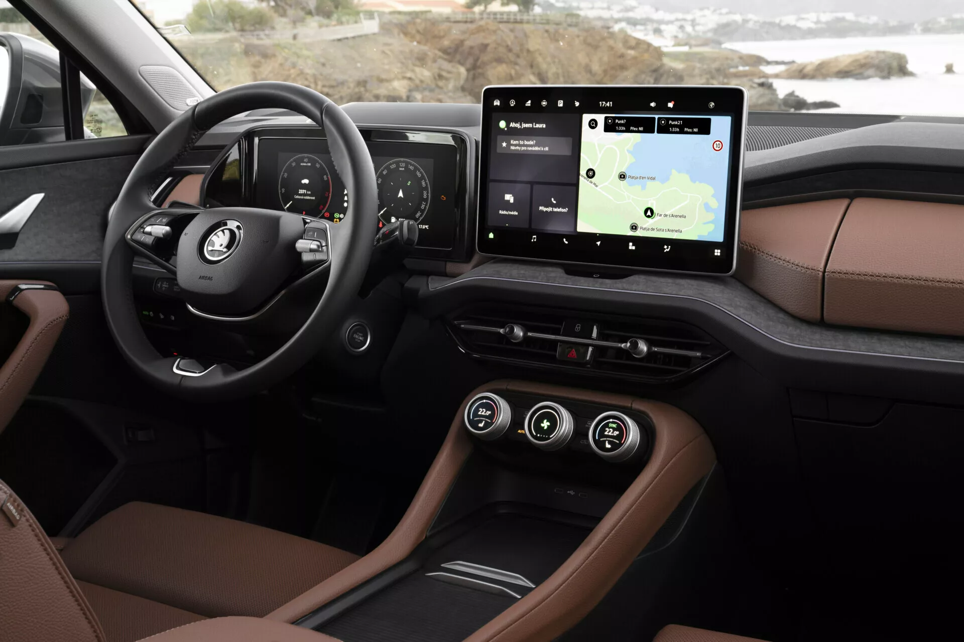 Vue détaillée de l'intérieur du Skoda Kodiaq 2024 montrant le tableau de bord et les fonctionnalités technologiques du point de vue du conducteur, incluant un cluster d'instruments numérique, un système d'infodivertissement tactile avec navigation, une sellerie de luxe bicolore, un éclairage d'ambiance et des options de connectivité modernes