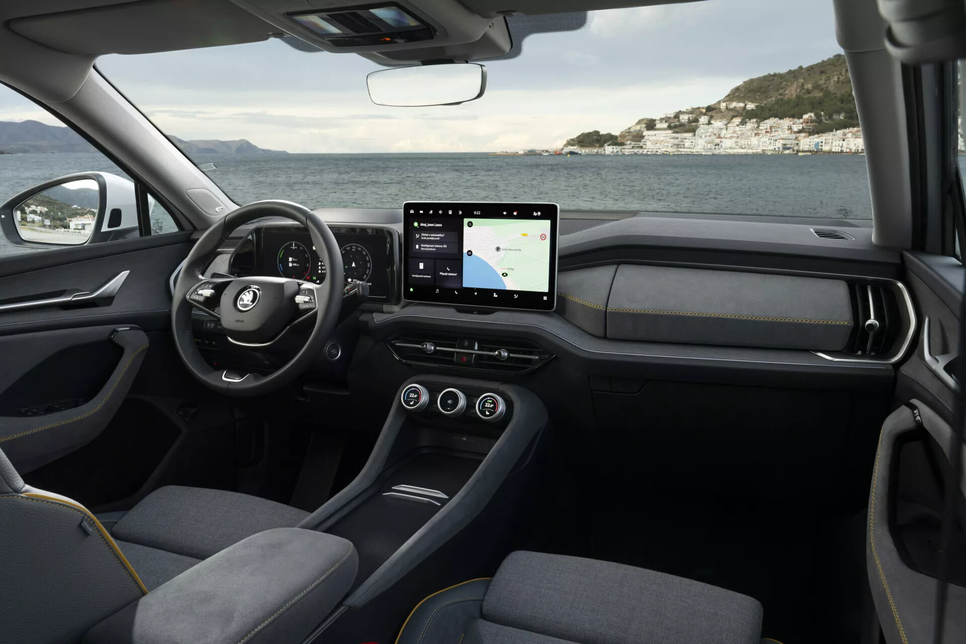 Intérieur du Skoda Kodiaq 2024 présentant le côté conducteur avec vue sur le volant, le tableau de bord et la console centrale soulignant le design moderne et la technologie