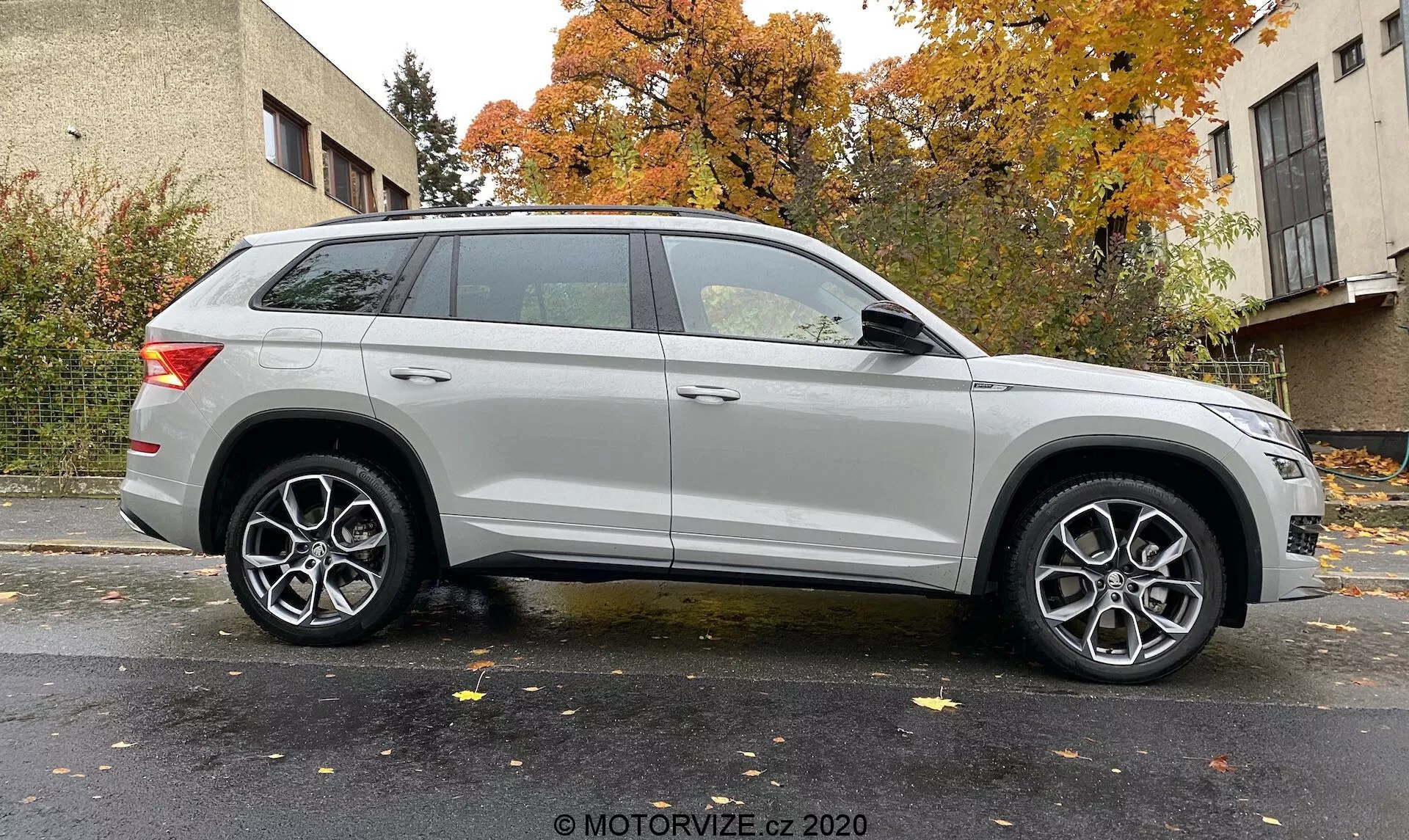 Profil latéral d'un SUV Skoda Kodiaq 2017 argenté capturé sous un léger angle, mettant en valeur la roue avant et l'aile. Montre la longueur du véhicule et les éléments de design tels que les phares modernes, les jantes en alliage à plusieurs branches, la ligne de caractère prononcée, les rails de toit et les feux arrière élégants. Fond neutre avec éclairage uniforme. Crédit photo : MOTORVIZE.cz 2020.